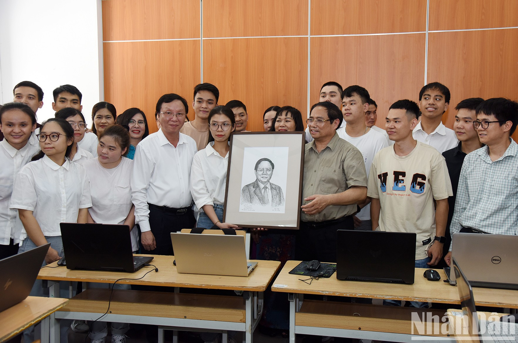 Una obra de estudiantes con discapacidad auditiva entregada al primer ministro. Una obra de estudiantes con discapacidad auditiva entregada al primer ministro.