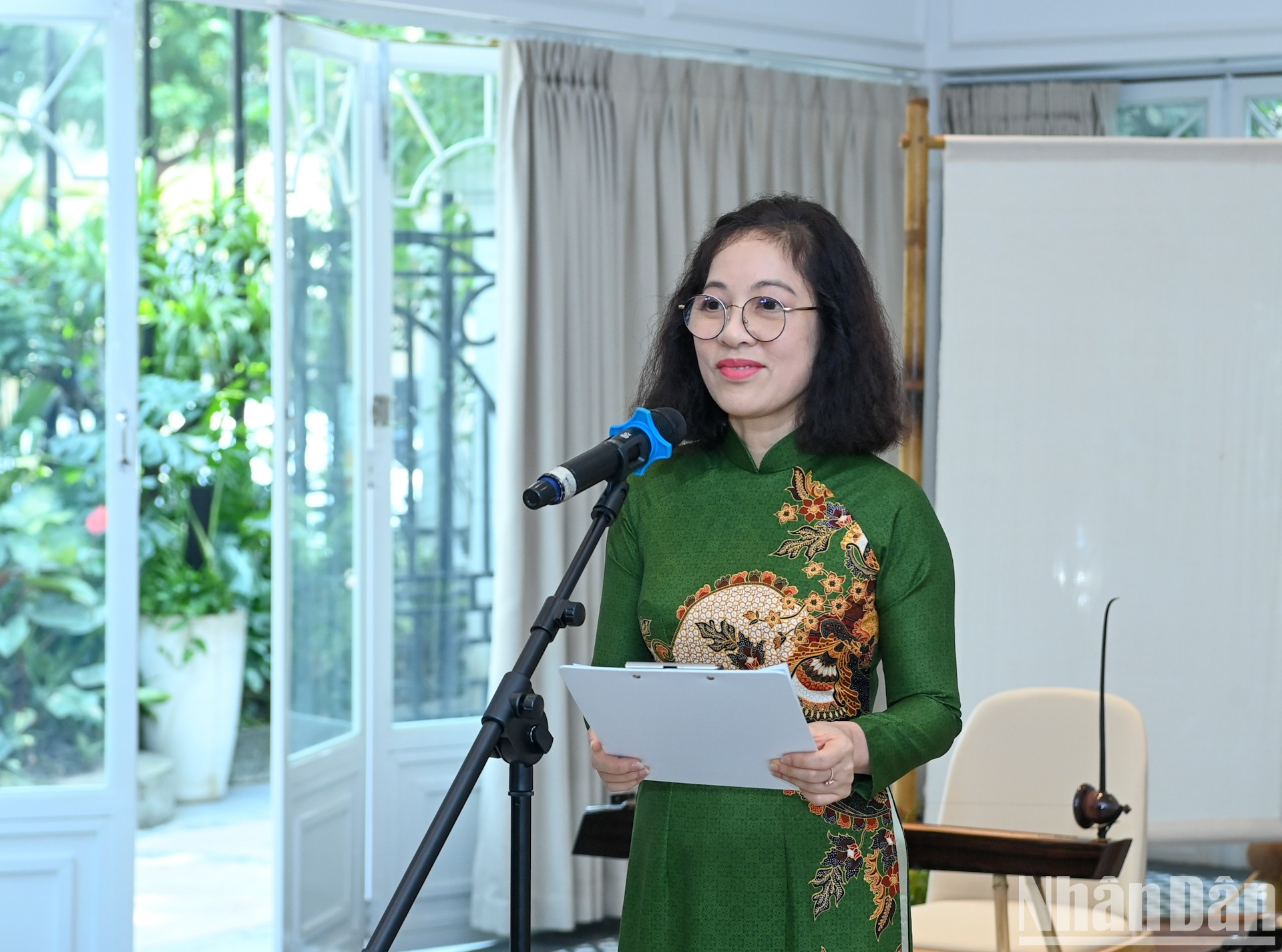 La presidenta honoraria del Grupo de Mujeres de la Comunidad de la Asean y esposa del viceprimer ministro y canciller vietnamita, Vu Thi Bich Ngoc, habla en la cita.