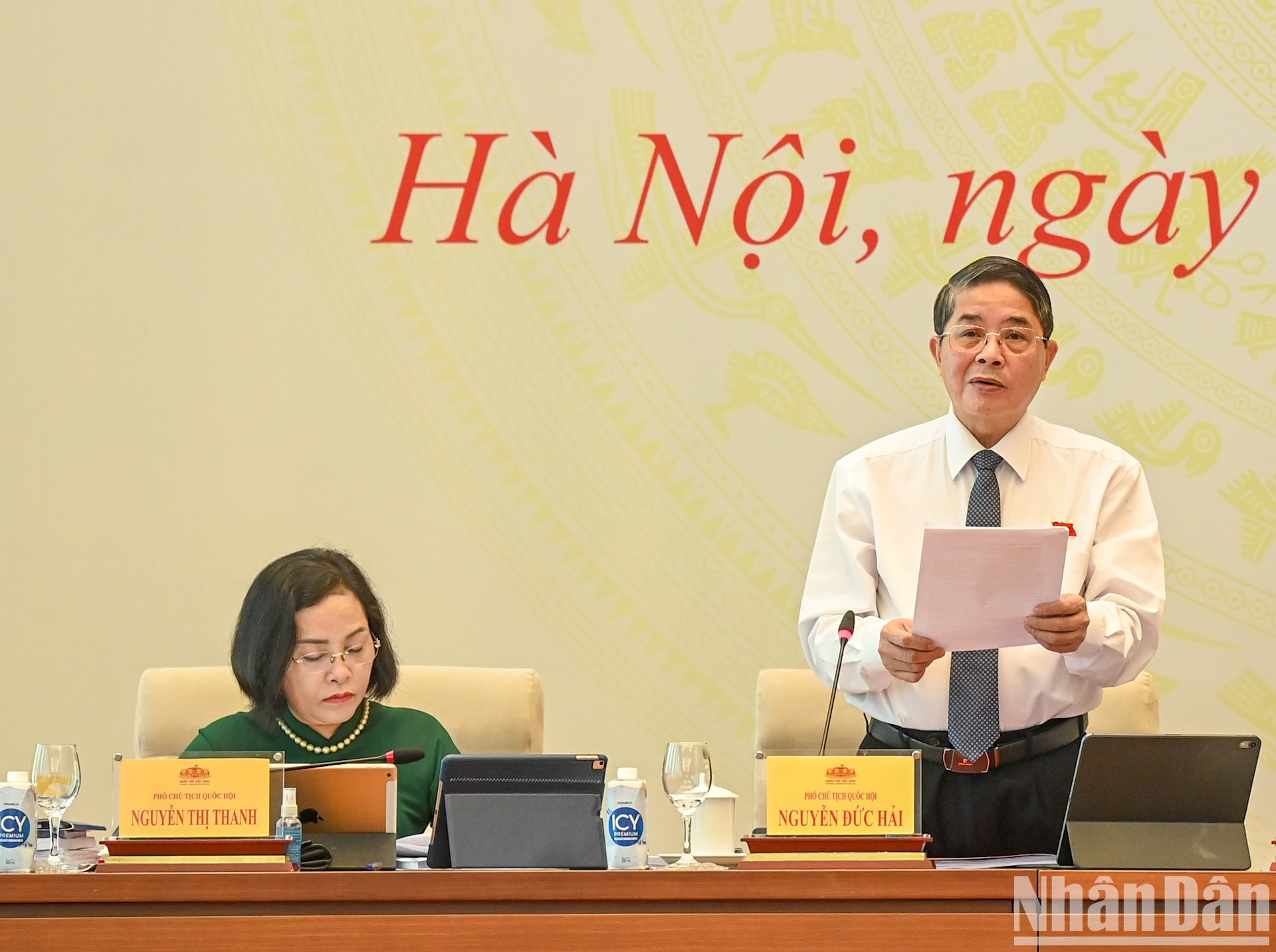 El vicepresidente de la Asamblea Nacional, Nguyen Duc Hai, dirige la discusión sobre los proyectos de la Ley de Ordenación urbana y rural. El vicepresidente de la Asamblea Nacional, Nguyen Duc Hai, dirige la discusión sobre los proyectos de la Ley de Ordenación urbana y rural.