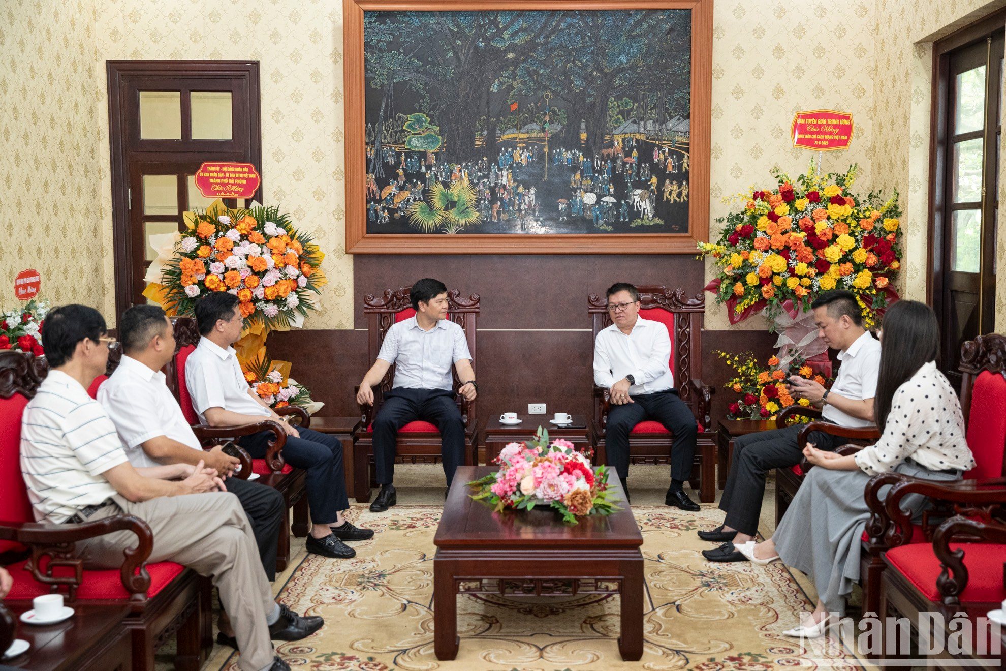Quoc Minh recibe a Hoang Minh Cuong, vicepresidente del Comité Popular de la ciudad de Hai Phong.