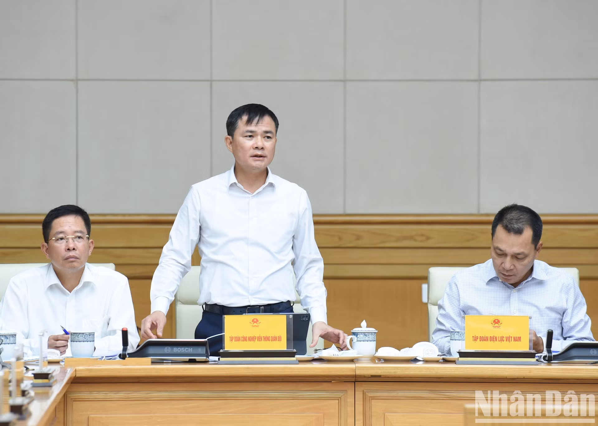 El mayor general Tao Duc Thang, presidente y director general del Grupo de Telecomunicaciones e Industria Militar de Vietnam (Viettel), comparte que esta es una lección profunda para que la entidad diseñe infraestructura de telecomunicaciones en ubicaciones clave a fin de garantizar la comunicación.