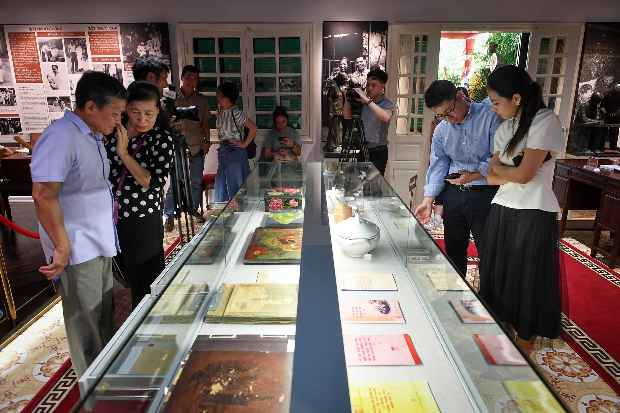 Más de 100 libros escritos por el General y otros autores, y un sistema de archivos documentales sobre la vida y la carrera del honorable militar.