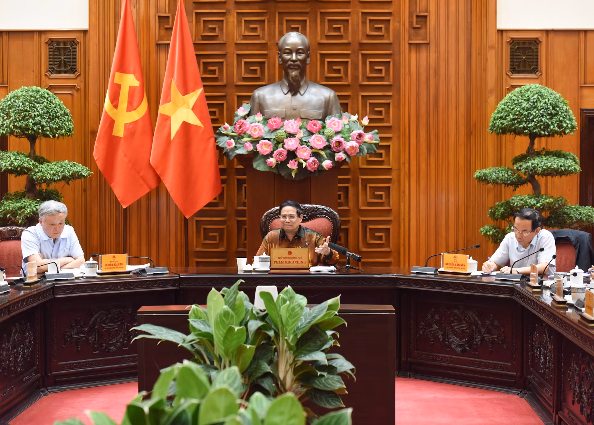 [Foto] Premier vietnamita preside reunión sobre proyecto de resolución de Asamblea Nacional sobre Centro Financiero Internacional 