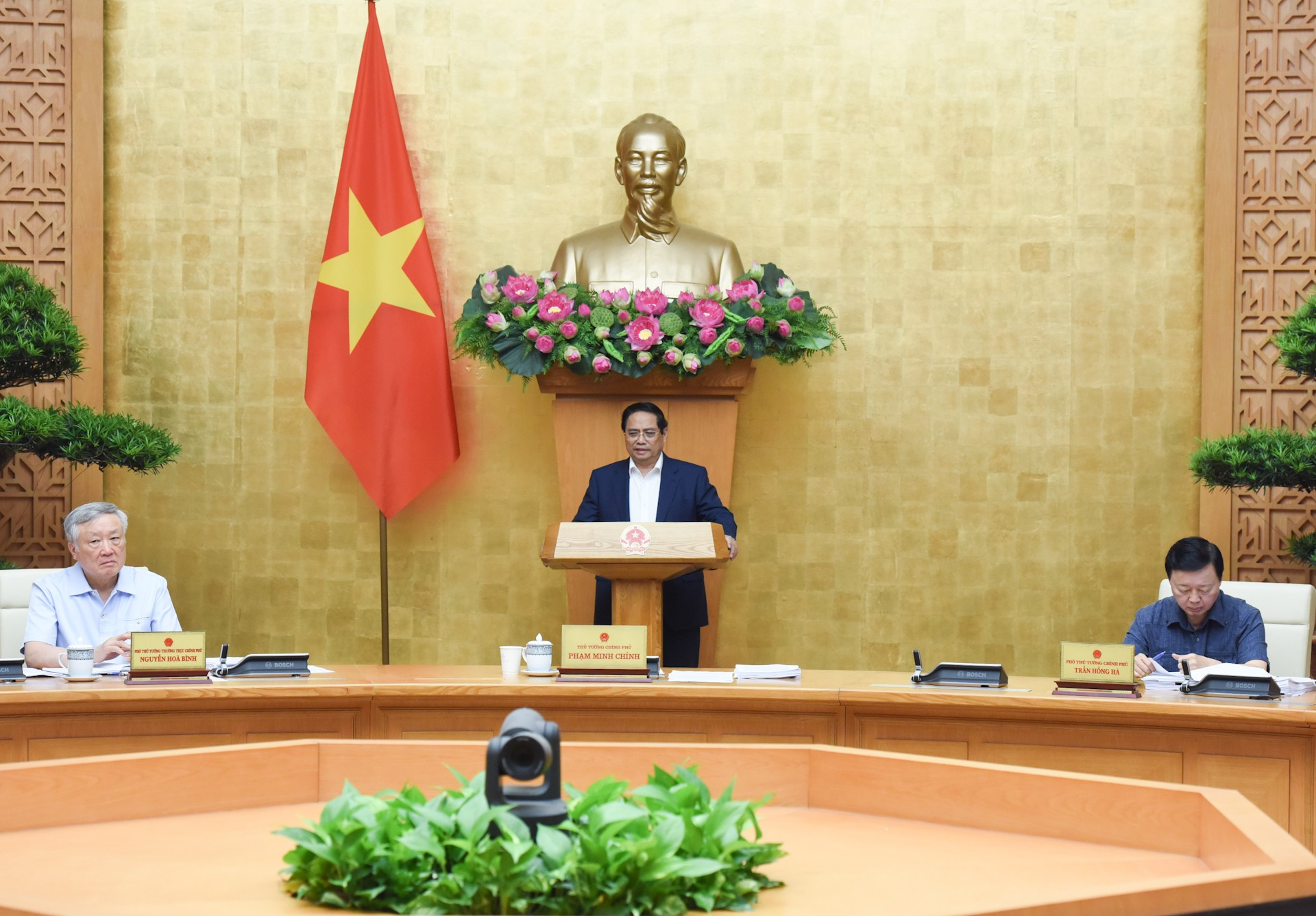 El primer ministro vietnamita, Pham Minh Chinh, preside la reunión. El primer ministro vietnamita, Pham Minh Chinh, preside la reunión.