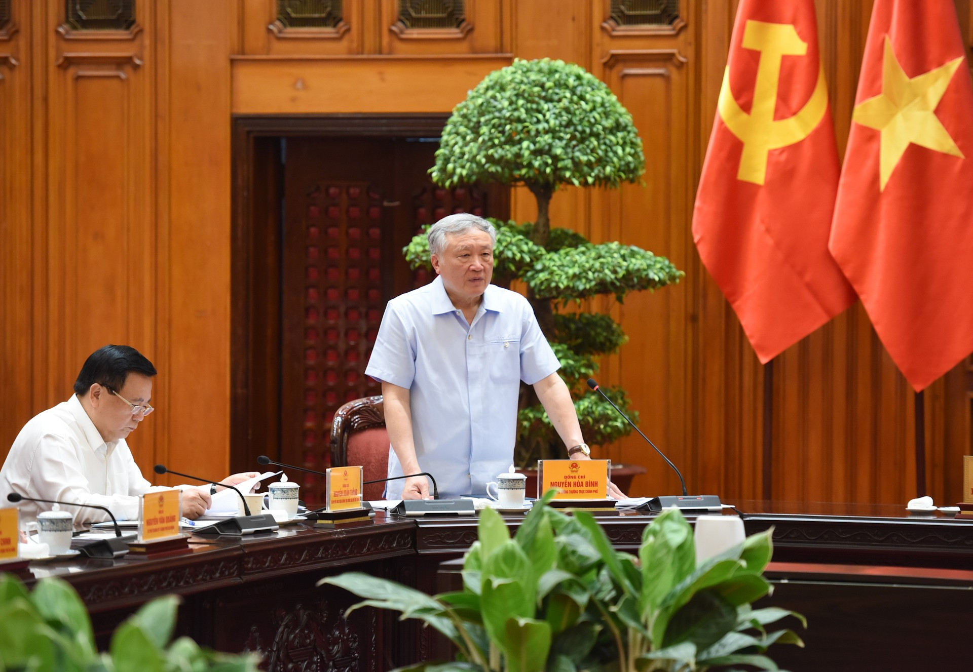 El viceprimer ministro permanente Nguyen Hoa Binh habla en la cita.