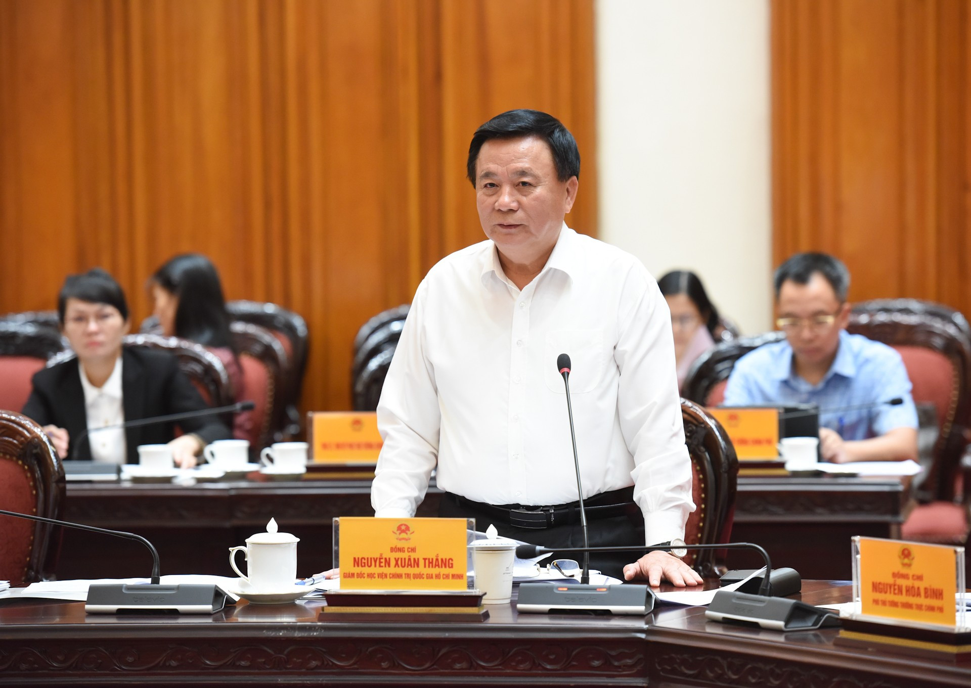 El director de la Academia Nacional de Política de Ho Chi Minh, Nguyen Xuan Thang, expresa su opinión.