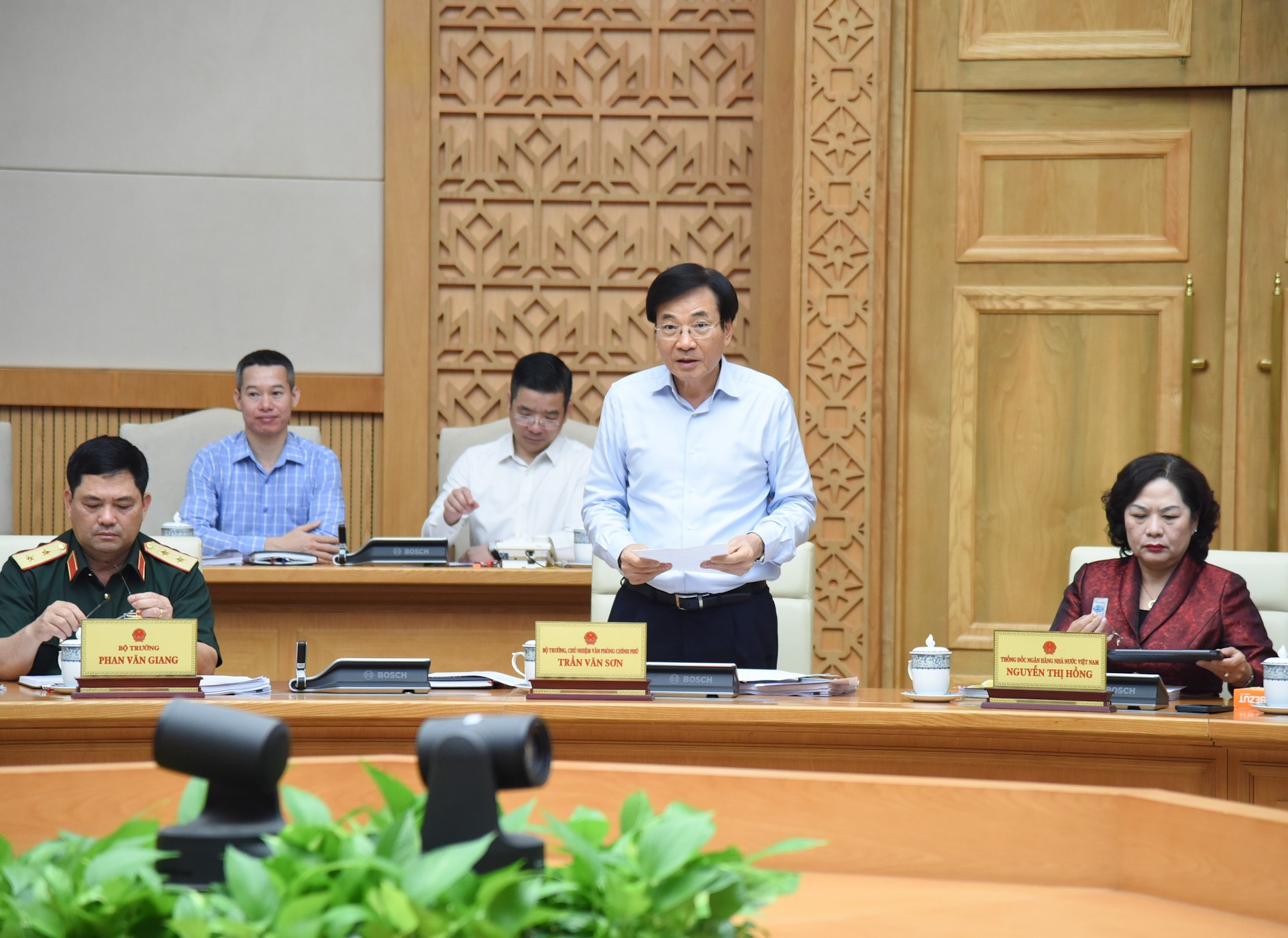 El ministro Tran Van Son, jefe de la Oficina Gubernamental. El ministro Tran Van Son, jefe de la Oficina Gubernamental.