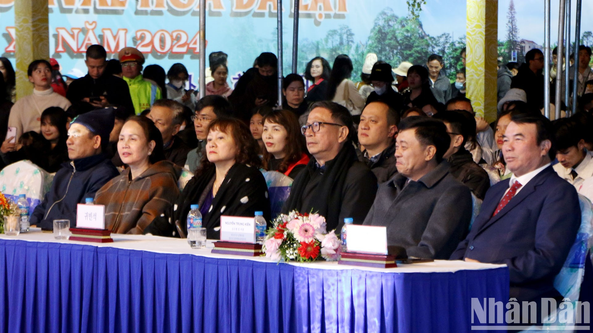 Delegados surcoreanos y vietnamitas en el acto.