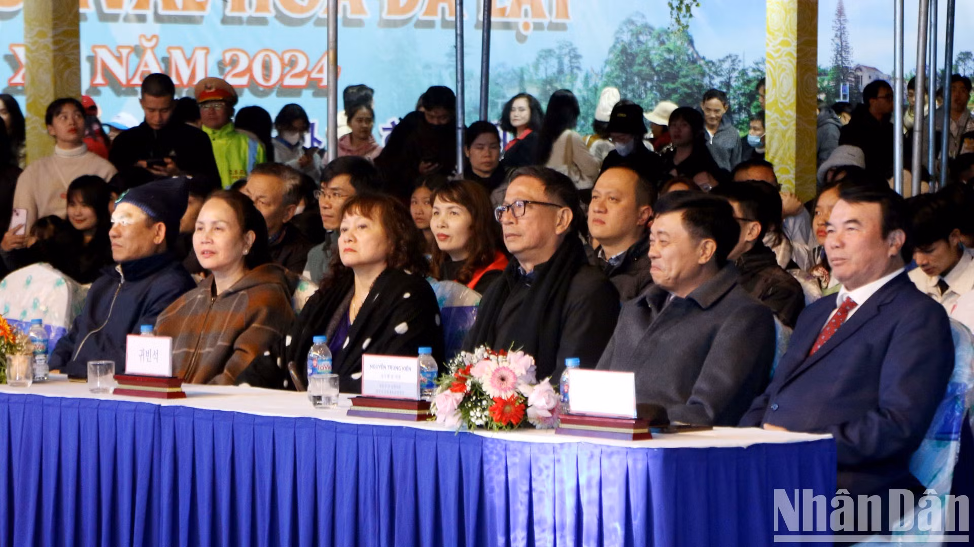 Delegados surcoreanos y vietnamitas en el acto.