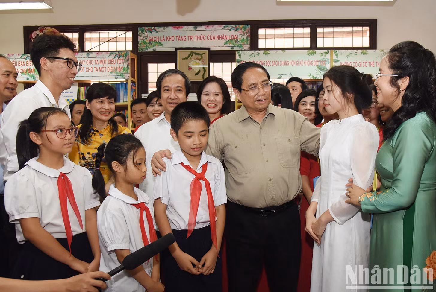 El premier vietnamita, Pham Minh Chinh, visita a niños desfavorecidos de la Escuela SOS Hermann Gmeiner.