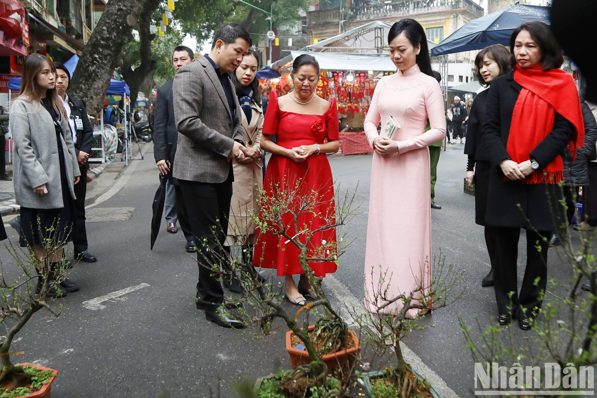 Las dos damas visitan el mercado de flores de Hang Luoc.