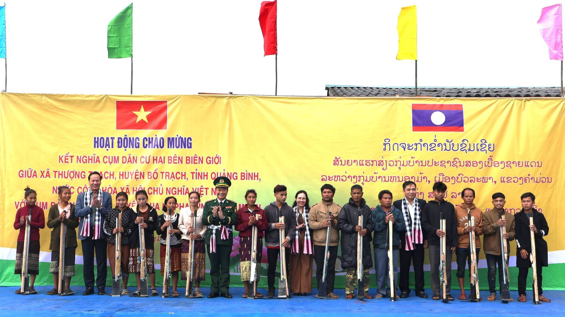 La provincia vietnamita también entrega a los laosianos medios de producción al servicio de la agricultura. La provincia vietnamita también entrega a los laosianos medios de producción al servicio de la agricultura.