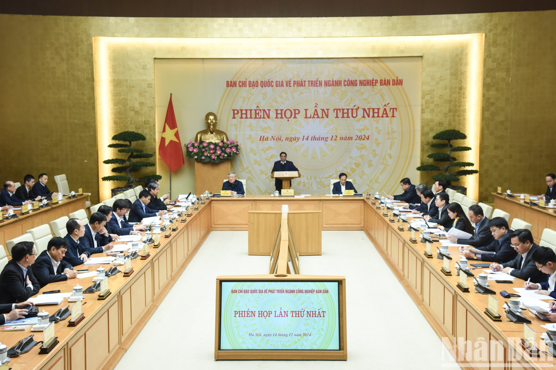 El primer ministro vietnamita, Pham Minh Chinh, preside la reunión. El primer ministro vietnamita, Pham Minh Chinh, preside la reunión.