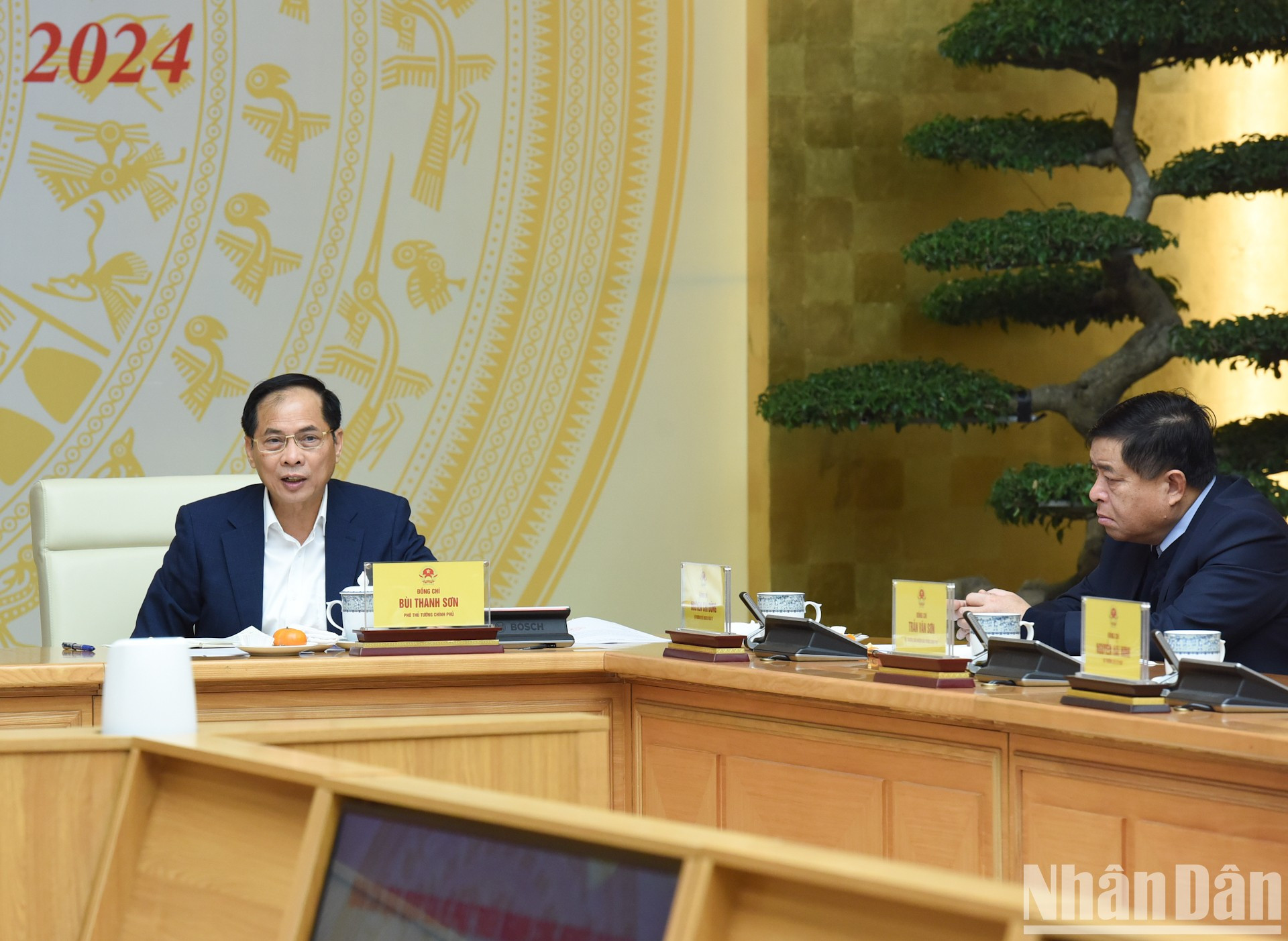 El viceprimer ministro Bui Thanh Son expresa su opinión. El viceprimer ministro Bui Thanh Son expresa su opinión.