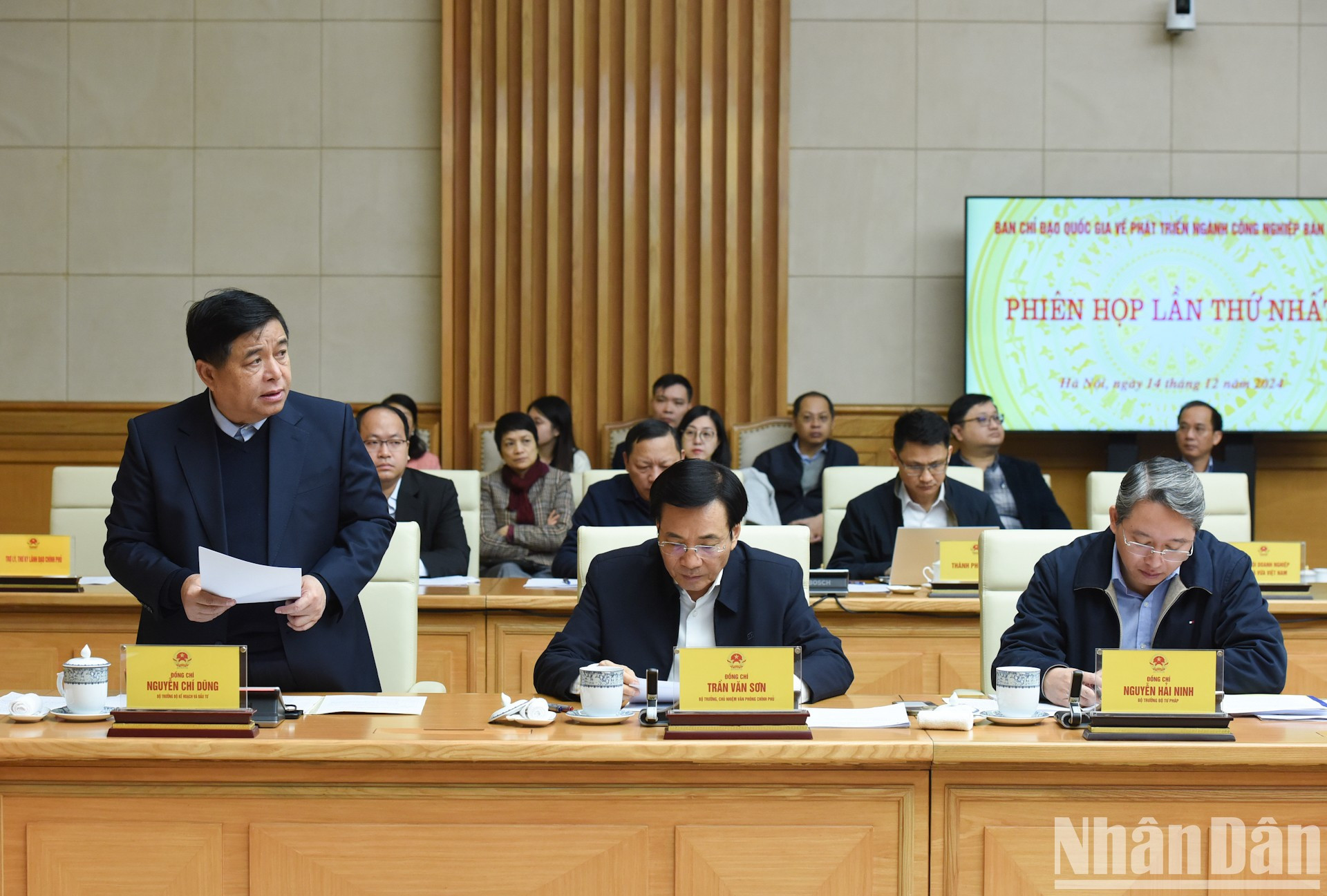 El ministro de Planificación e Inversión, Nguyen Chi Dung, presenta un informe resumido. El ministro de Planificación e Inversión, Nguyen Chi Dung, presenta un informe resumido.