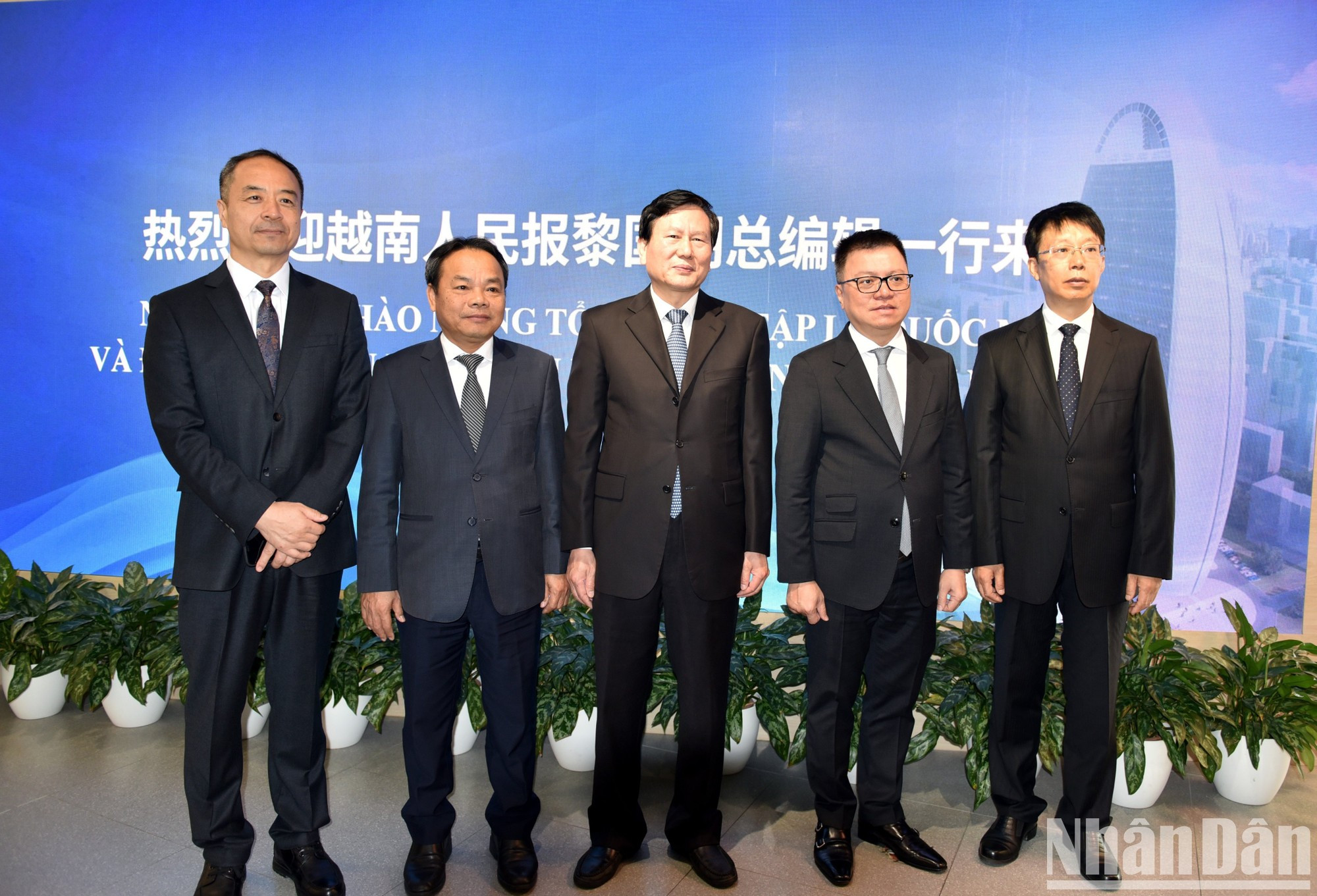 Directivos de medios de comunicación vietnamitas y chinos se hacen fotos de recuerdo.