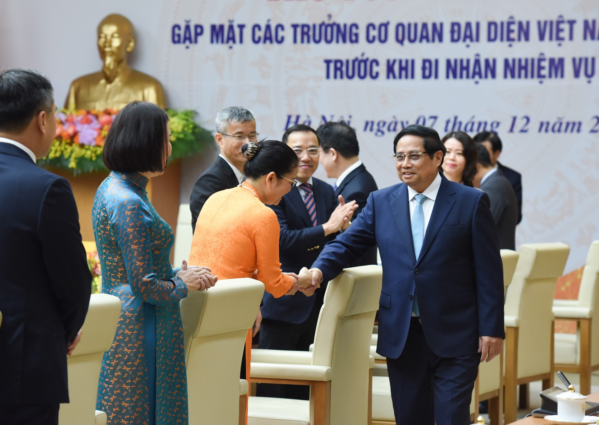 El primer ministro vietnamita, Pham Minh Chinh, se reúne con los jefes de las misiones de Vietnam en el extranjero.