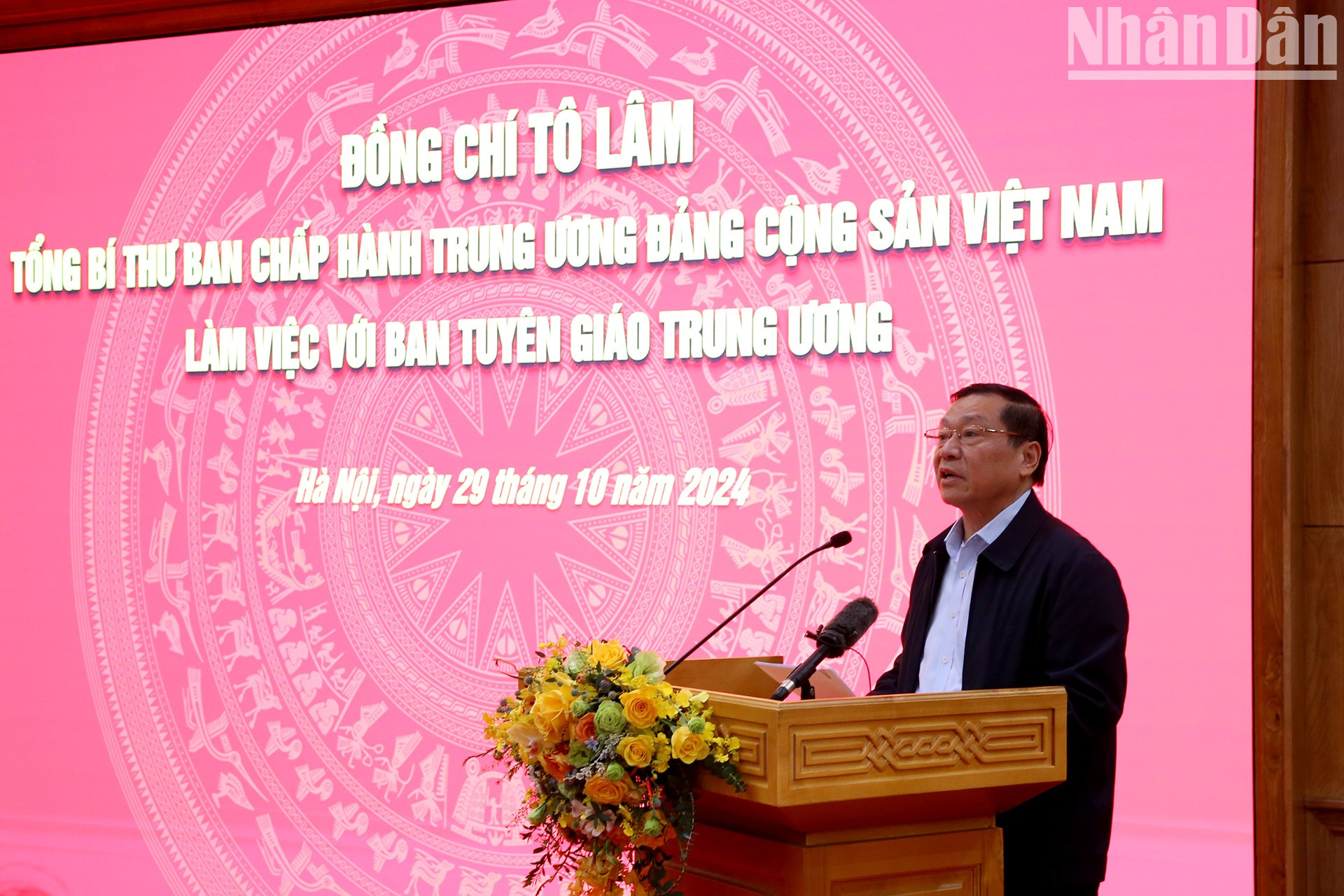 Lai Xuan Mon, subjefe permanente del Comisión de Comunicación y Educación del Comité Central del PCV, presenta un informe. Lai Xuan Mon, subjefe permanente del Comisión de Comunicación y Educación del Comité Central del PCV, presenta un informe.