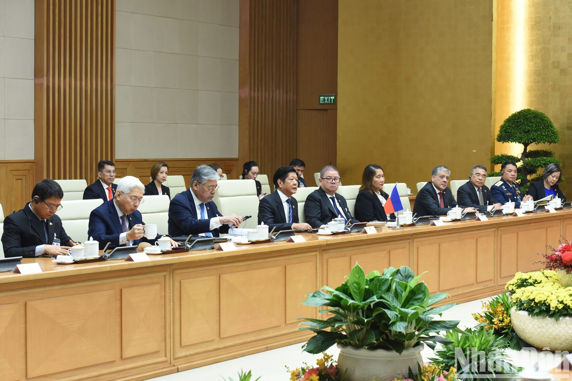 Ferdinand Romualdez Marcos Jr. y los delegados filipinos. Ferdinand Romualdez Marcos Jr. y los delegados filipinos.