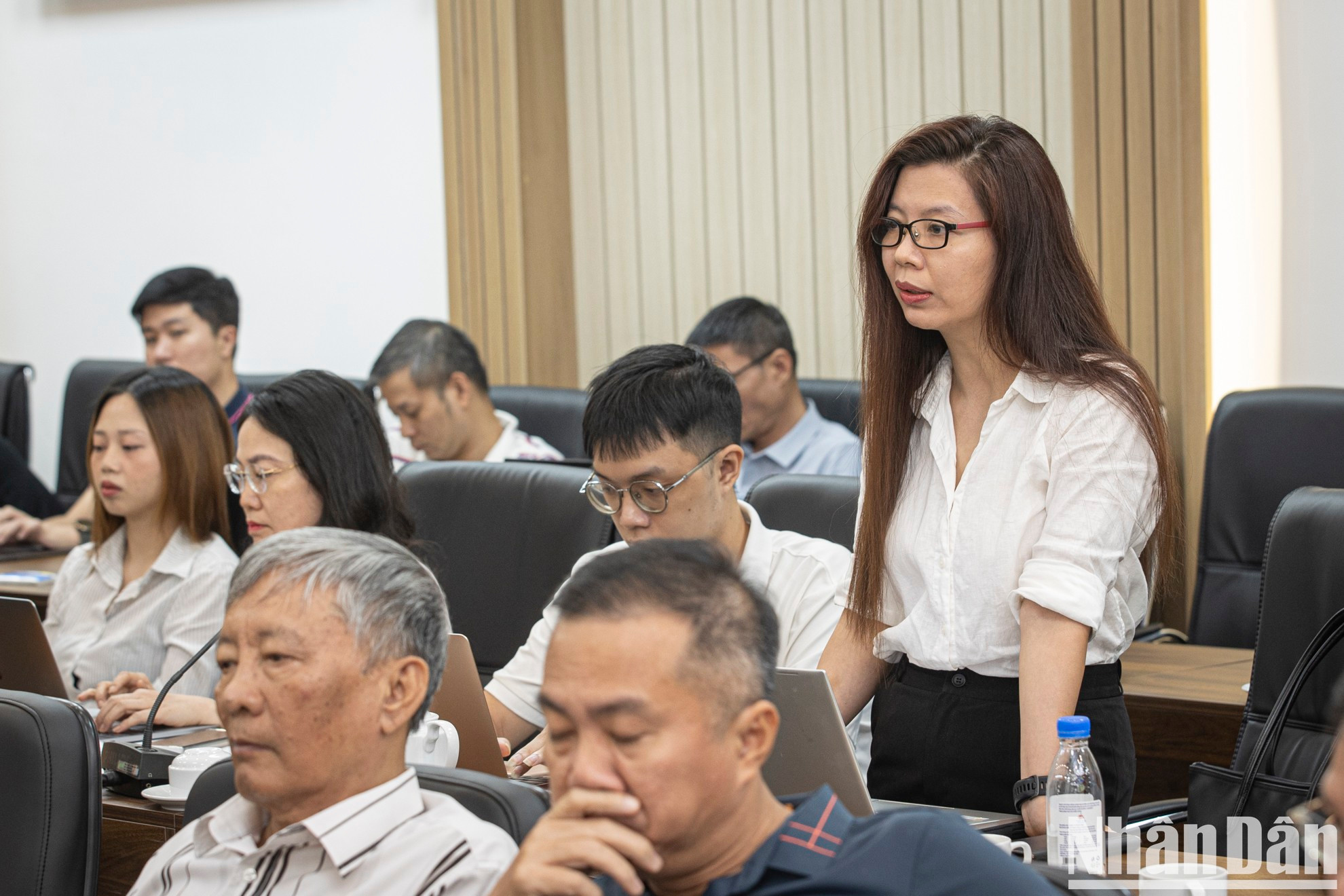 Los representantes de prensa hacen preguntas al Comité Organizador. Los representantes de prensa hacen preguntas al Comité Organizador.