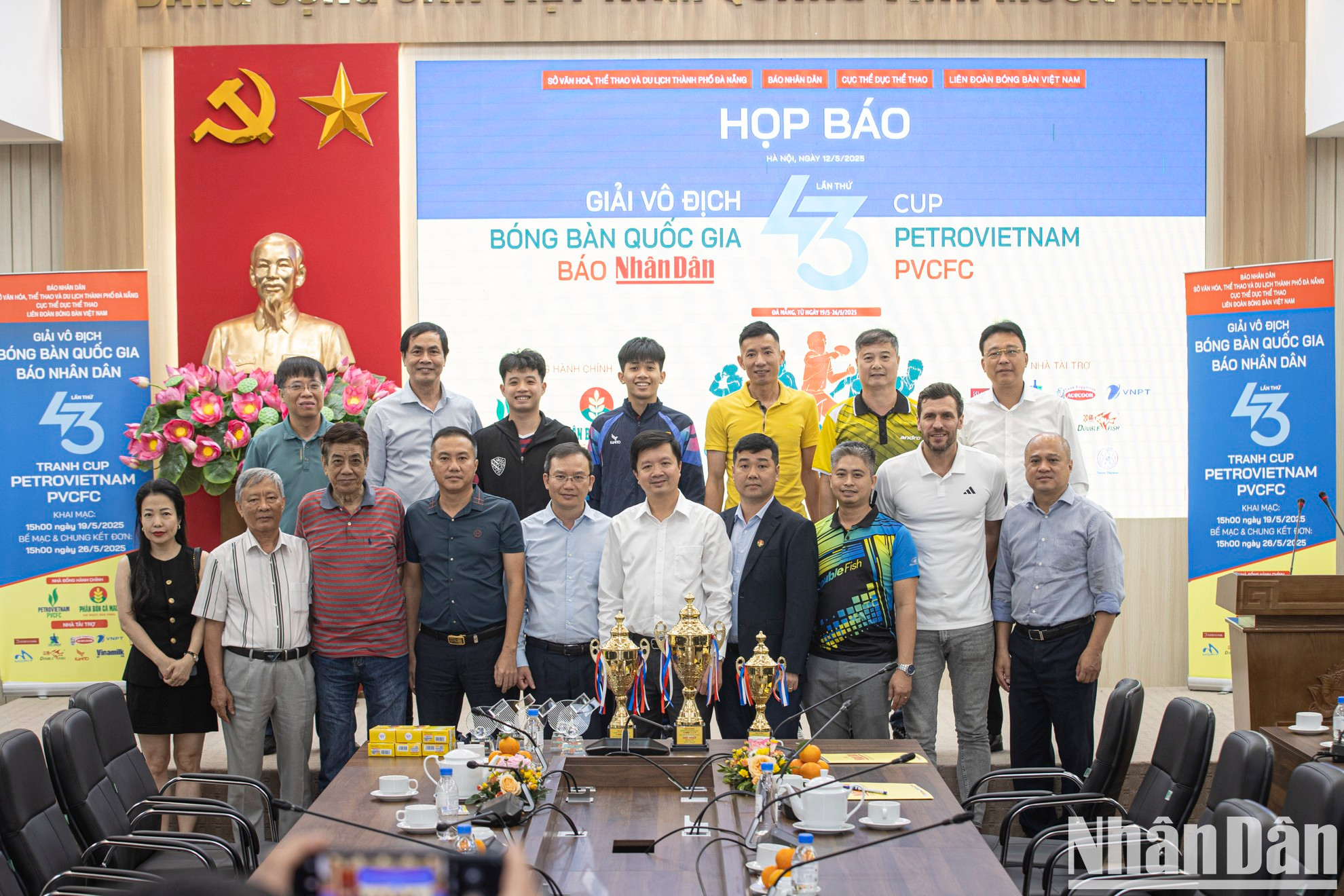 Al final de la rueda de prensa, los delegados se hacen fotos de recuerdo. Al final de la rueda de prensa, los delegados se hacen fotos de recuerdo.