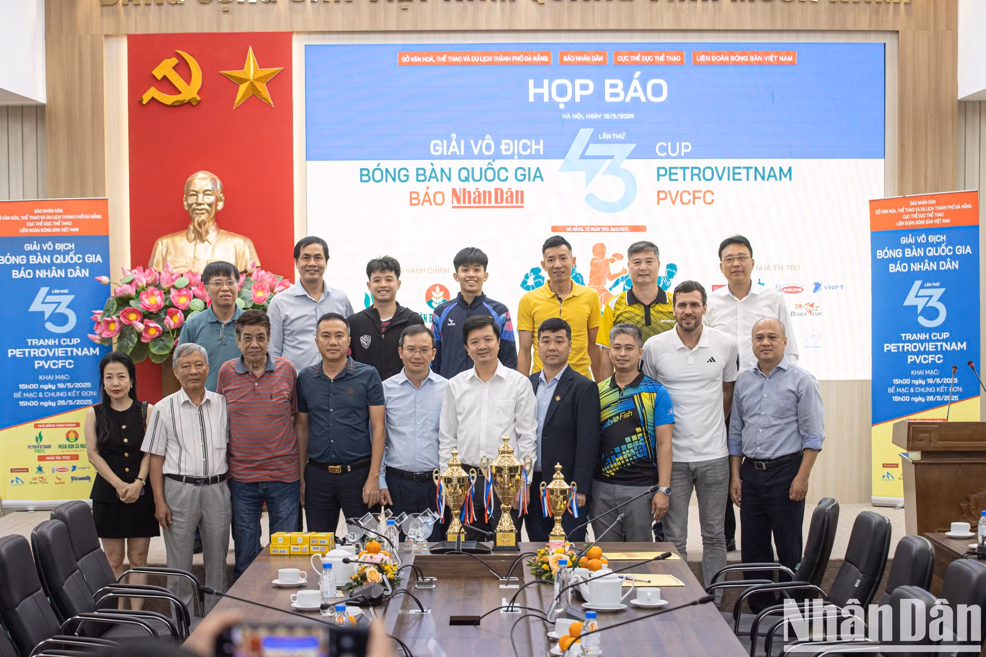 Al final de la rueda de prensa, los delegados se hacen fotos de recuerdo. Al final de la rueda de prensa, los delegados se hacen fotos de recuerdo.