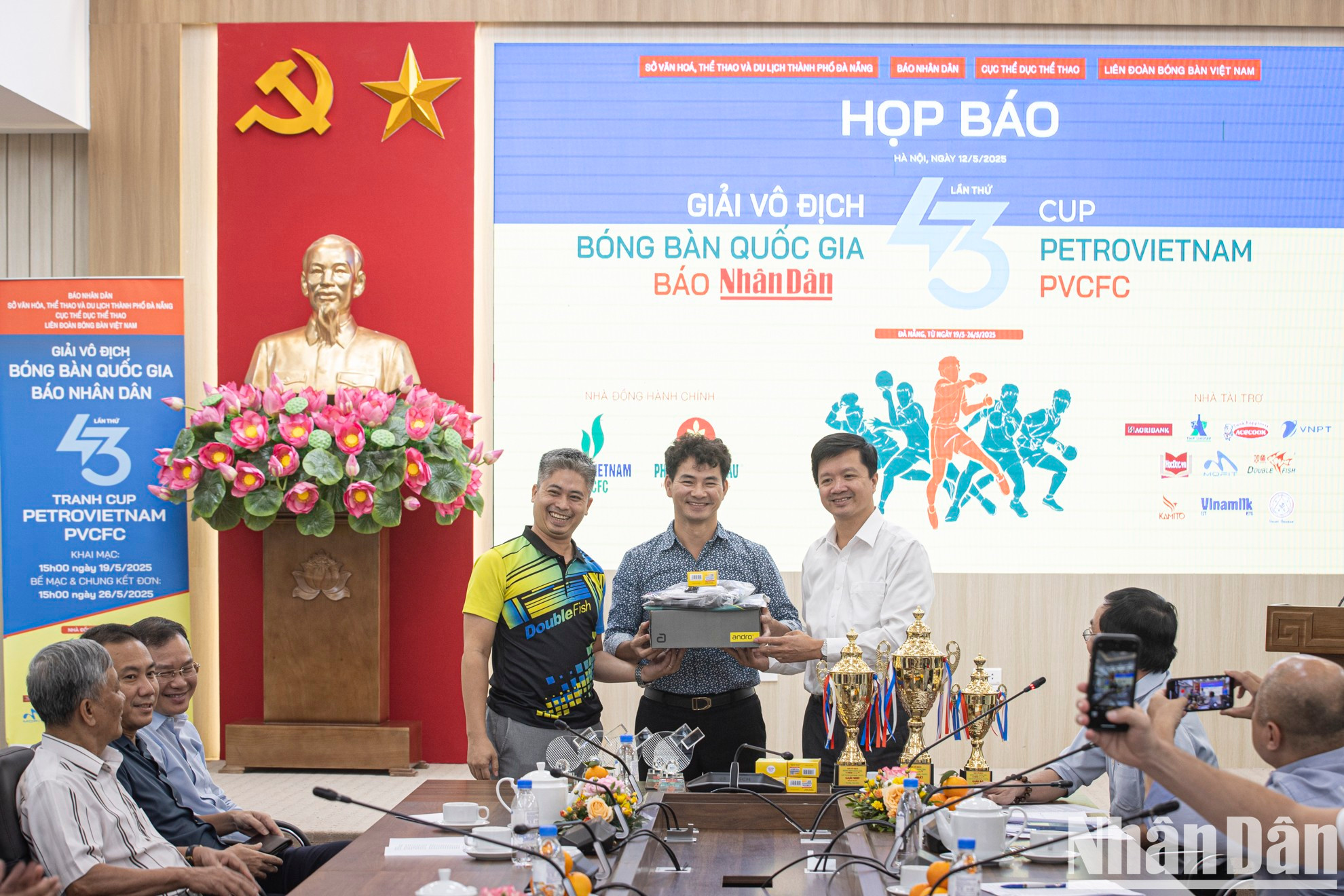 El artista Nguyen Xuan Bac, director del Departamento de Artes Escénicas, asiste a la cita. El artista Nguyen Xuan Bac, director del Departamento de Artes Escénicas, asiste a la cita.