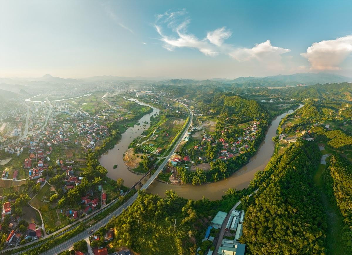 Lang Son se encuentra en el noreste de Vietnam, a unos 155 kilómetros de Hanói. La naturaleza ha dotado a este territorio de hermosos paisajes y un clima fresco en verano. Es un ideal destino para los amantes de la naturaleza. Desde arriba, la ciudad de Lang Son parece un arco, con el puente vial Mai Pha y el ferrocarril paralelo cruzando el río Ky Cung, que serpentea por el centro de la ciudad.