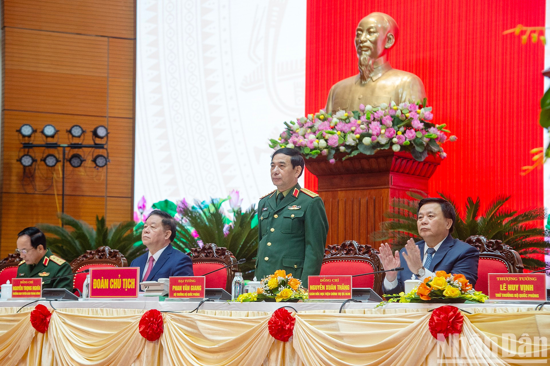El ministro de Defensa, Phan Van Giang, y delegados. El ministro de Defensa, Phan Van Giang, y delegados.