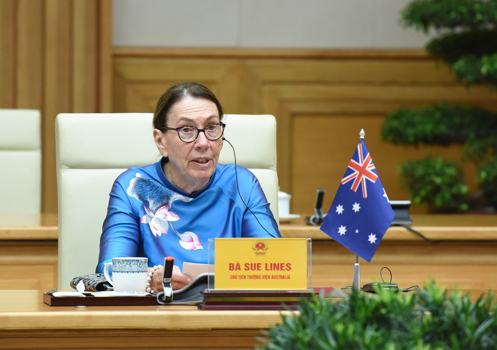 La presidenta del Senado australiano, Sue Lines, interviene en el acto.
