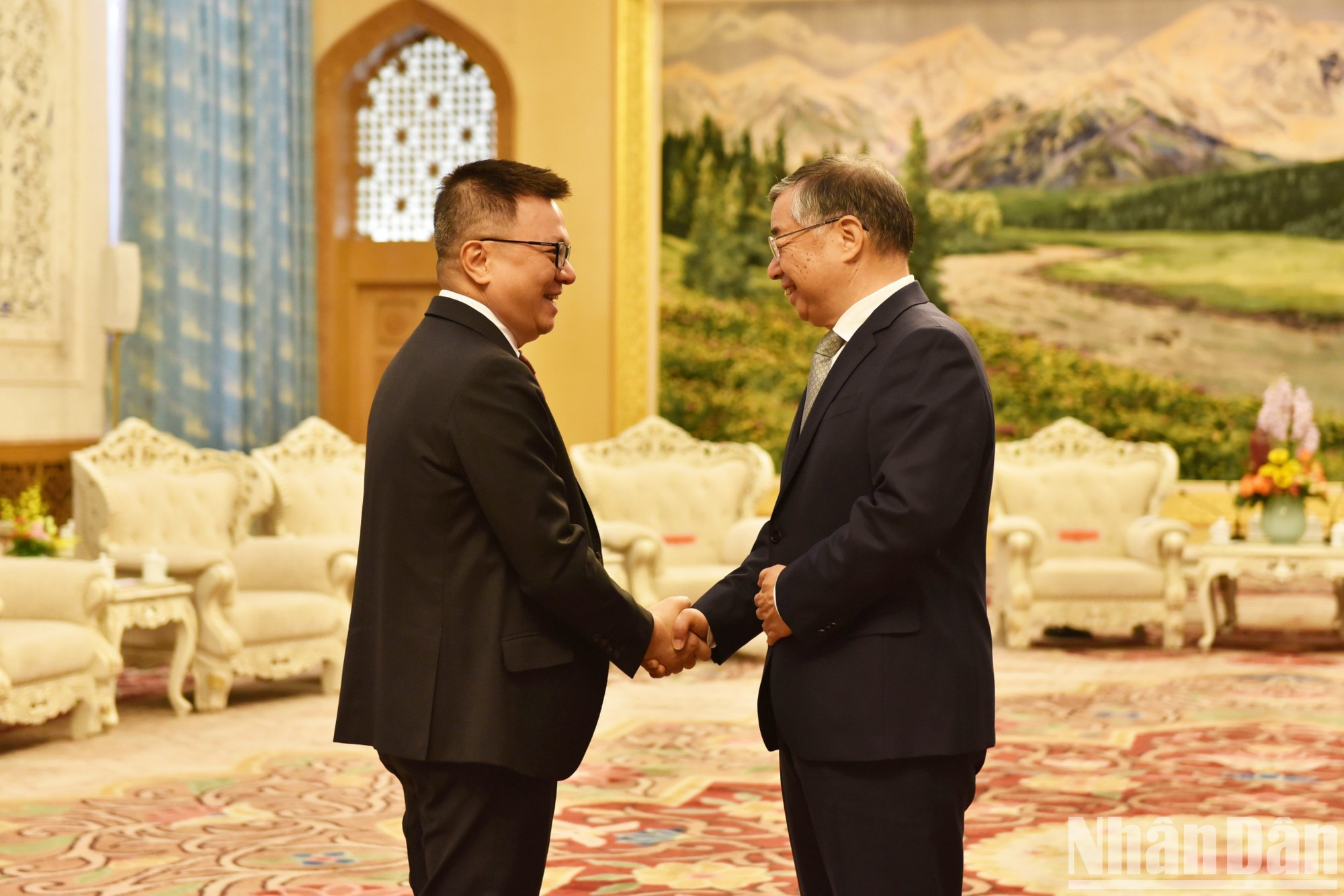 El presidente-editor de Nhan Dan, Le Quoc Minh (izquierda), y Li Shulei, miembro del Buró Político del Comité Central del PCCh y jefe de su Departamento de Publicidad.