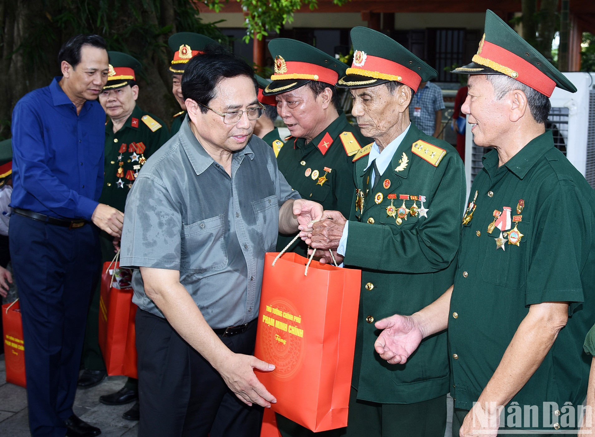 El primer ministro Pham Minh Chinh entrega regalos a las personas con méritos revolucionarios y familiares de los mártires en el distrito de Dai Tu. El primer ministro Pham Minh Chinh entrega regalos a las personas con méritos revolucionarios y familiares de los mártires en el distrito de Dai Tu.