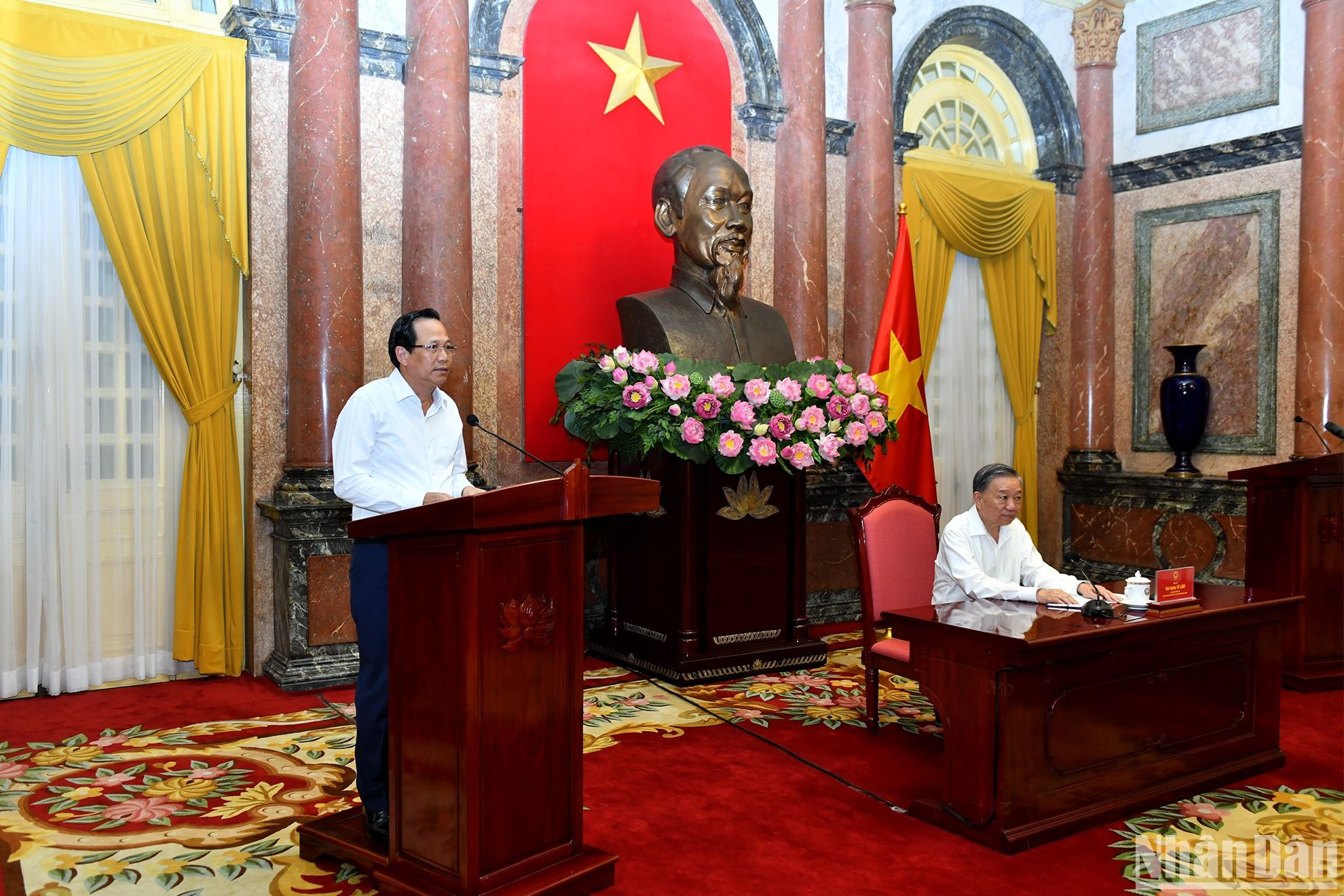 El ministro de Trabajo, Inválidos de Guerra y Asuntos Sociales, Dao Ngoc Dung, interviene en el acto.