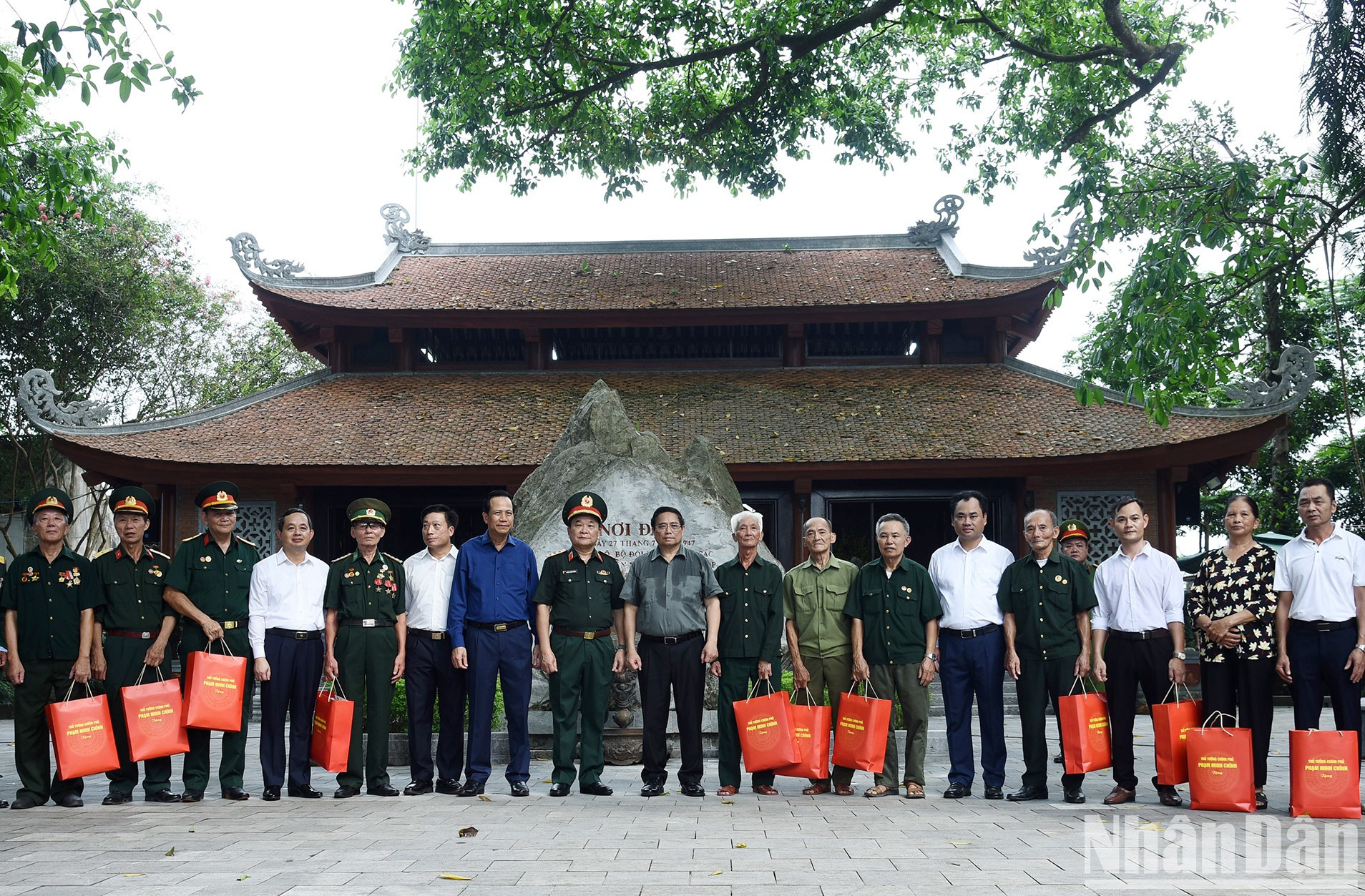El primer ministro Pham Minh Chinh entrega regalos a las personas con méritos revolucionarios y familiares de los mártires en el distrito de Dai Tu. El primer ministro Pham Minh Chinh entrega regalos a las personas con méritos revolucionarios y familiares de los mártires en el distrito de Dai Tu.