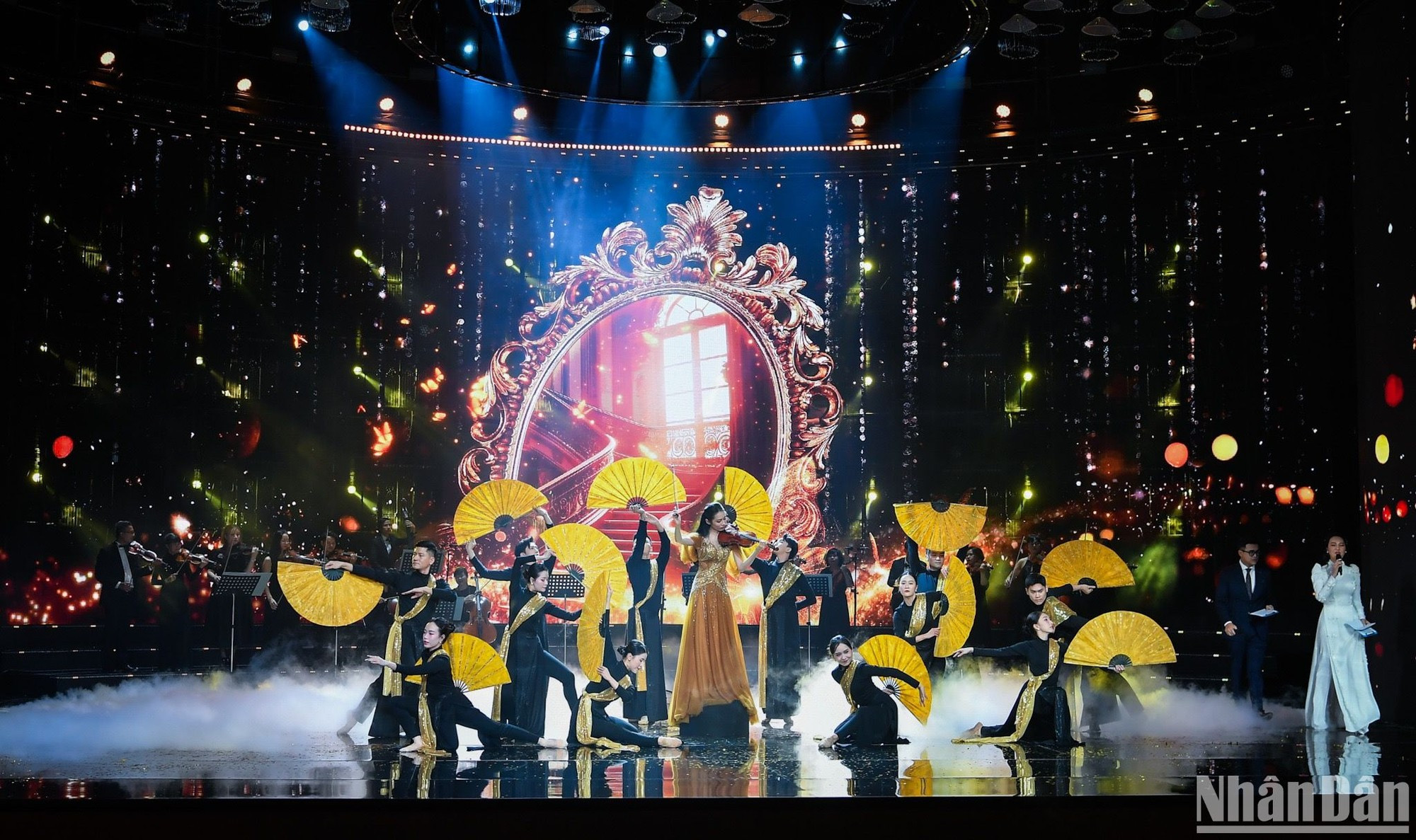 El violinista Hoang Ho Khanh Van, la Orquesta Sinfónica Nacional de Vietnam y el grupo de danza PL en la canción Violín Antonio Vivaldi: Concerto “Winter”, capítulo 1.
