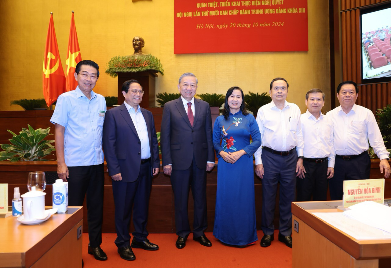 El secretario general del PCV y presidente de Vietnam, To Lam, los dirigentes del Partido y del Estado y delegados en la cita. El secretario general del PCV y presidente de Vietnam, To Lam, los dirigentes del Partido y del Estado y delegados en la cita.