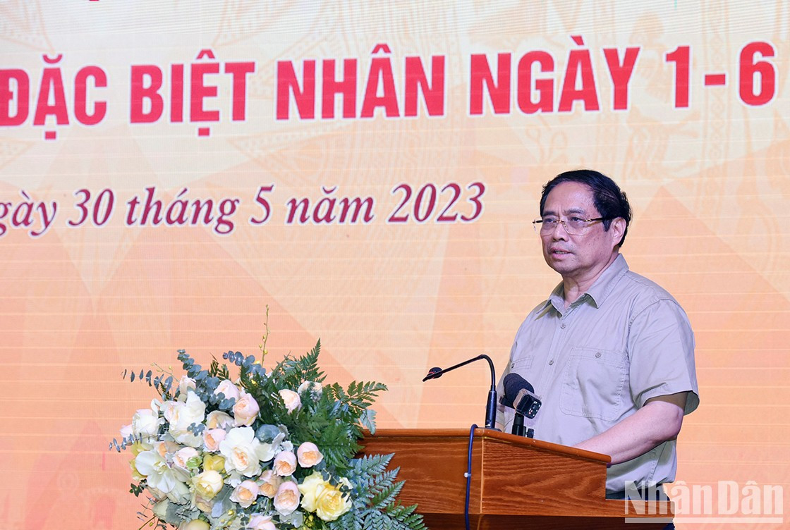 Minh Chinh valora altamente los logros de los docentes y alumnos de los dos centros educativos. Minh Chinh valora altamente los logros de los docentes y alumnos de los dos centros educativos.