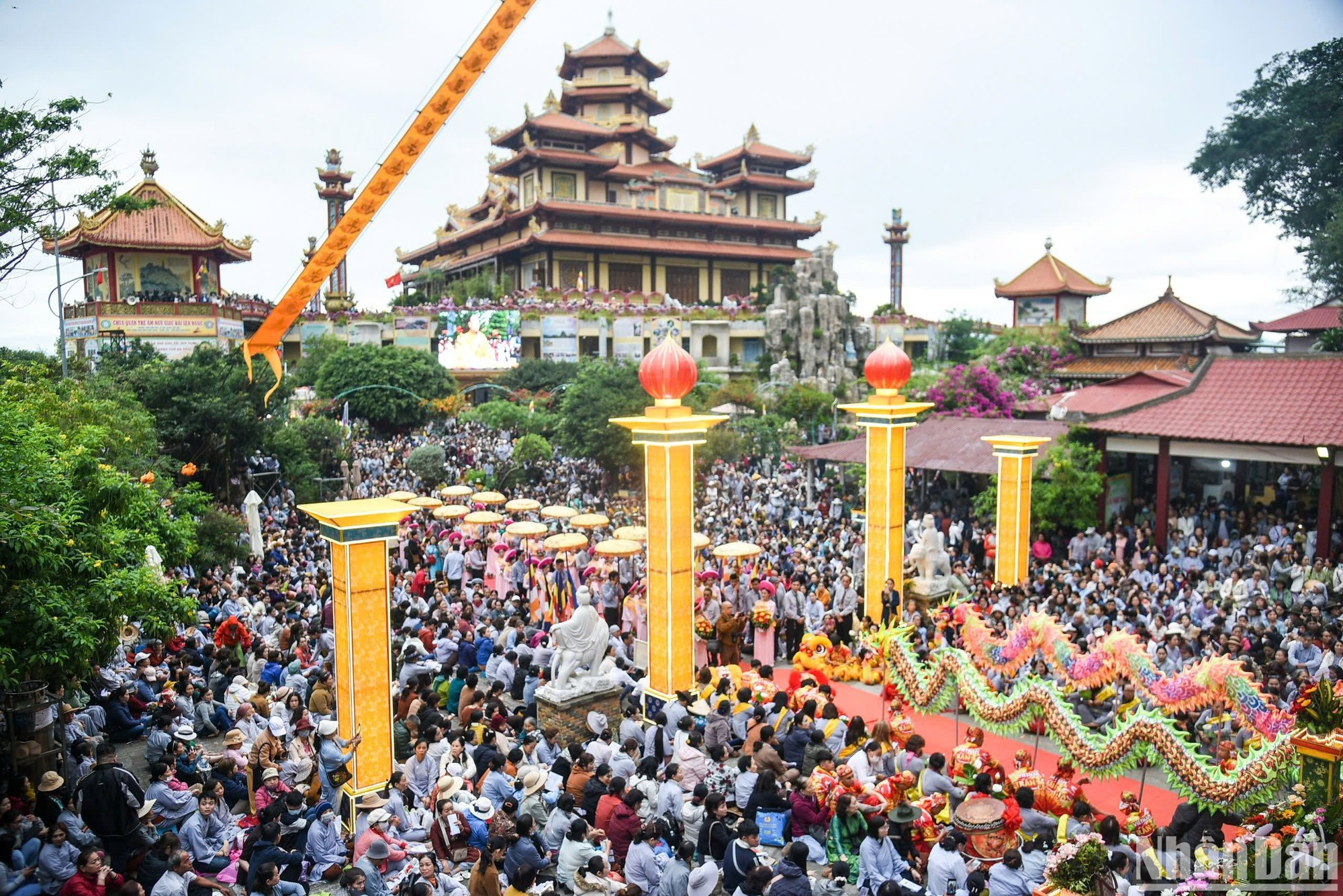 Miles de budistas, lugareños y turistas acuden a la Pagoda Quan The Am para asistir a la ceremonia. Los organizadores del Festival refuerzan la seguridad para garantizar la solemnidad.
