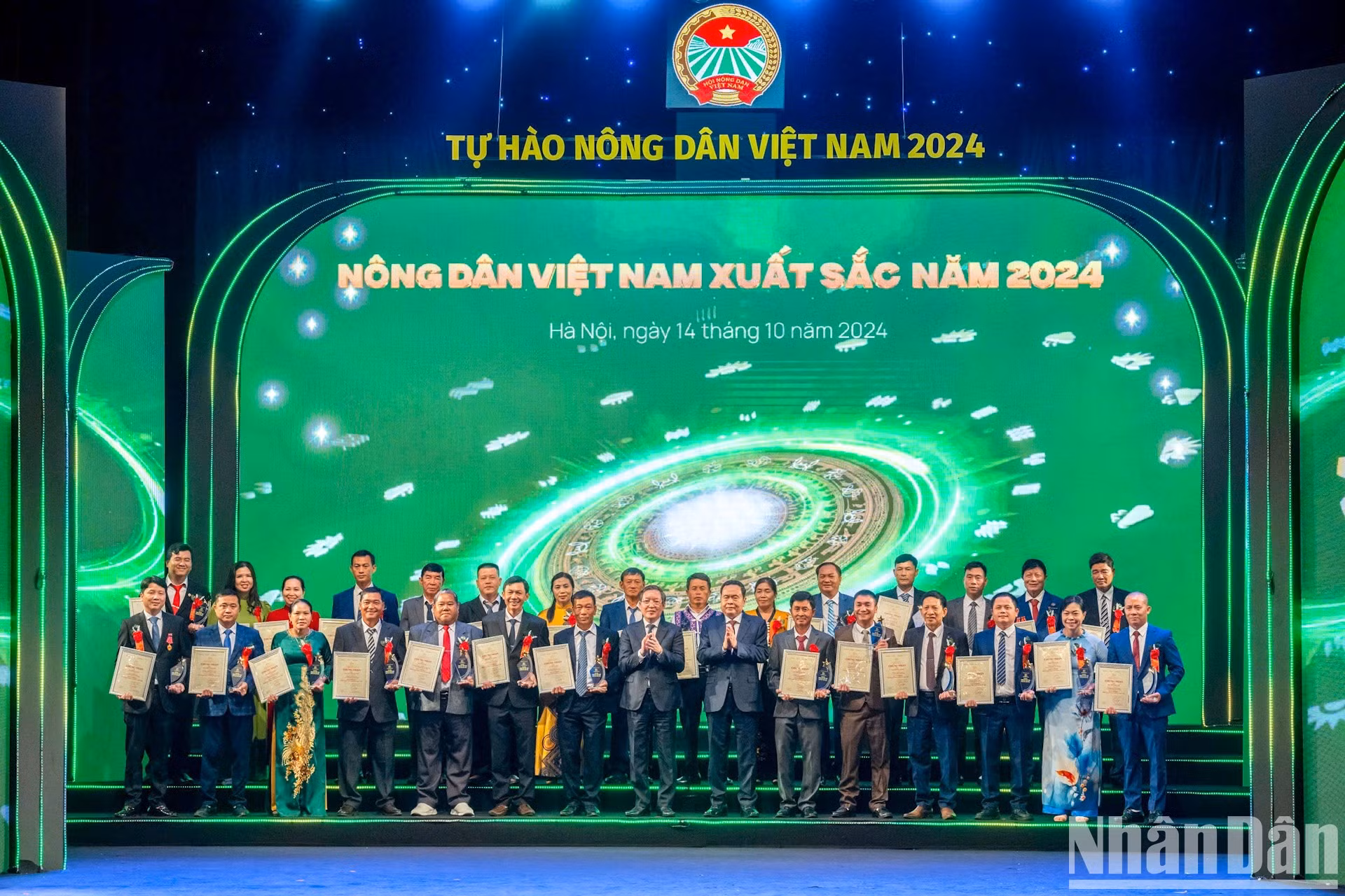 [Foto] Máximo dirigente legislativo vietnamita asiste a ceremonia para honrar a destacados agricultores vietnamitas