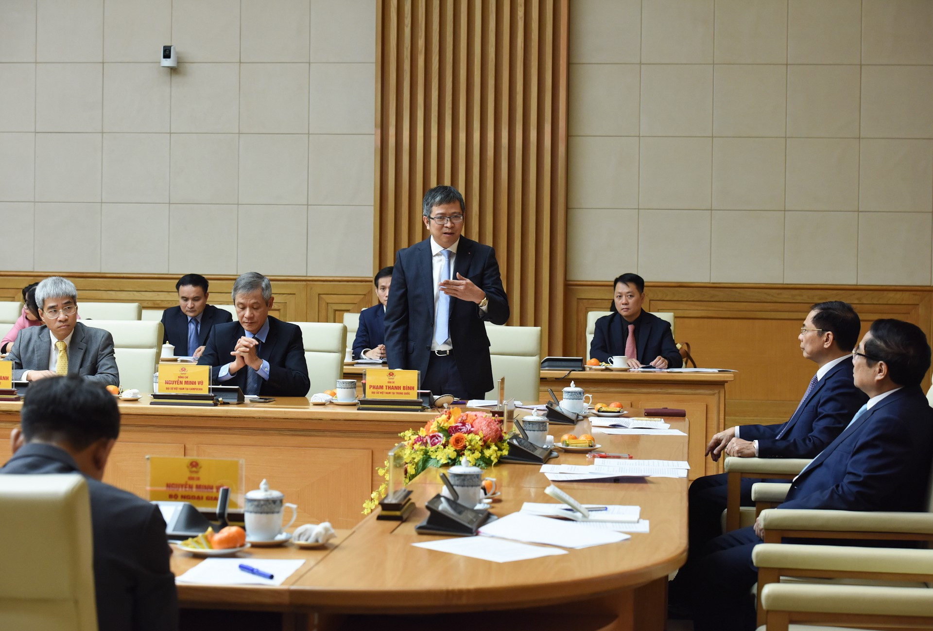 El embajador vietnamita en China interviene en el encuentro.