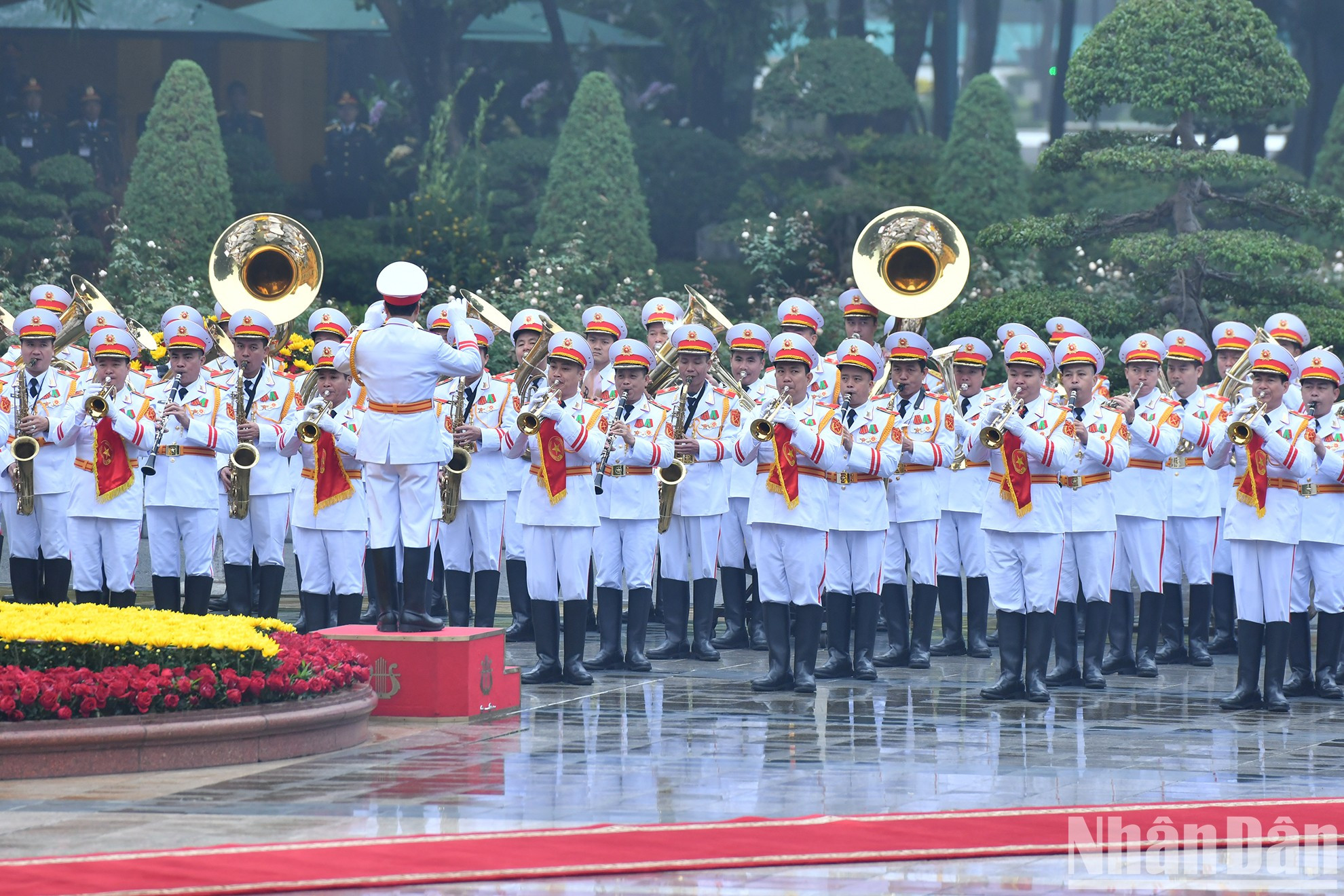 La banda militar interpreta el himno nacional de ambos países. La banda militar interpreta el himno nacional de ambos países.