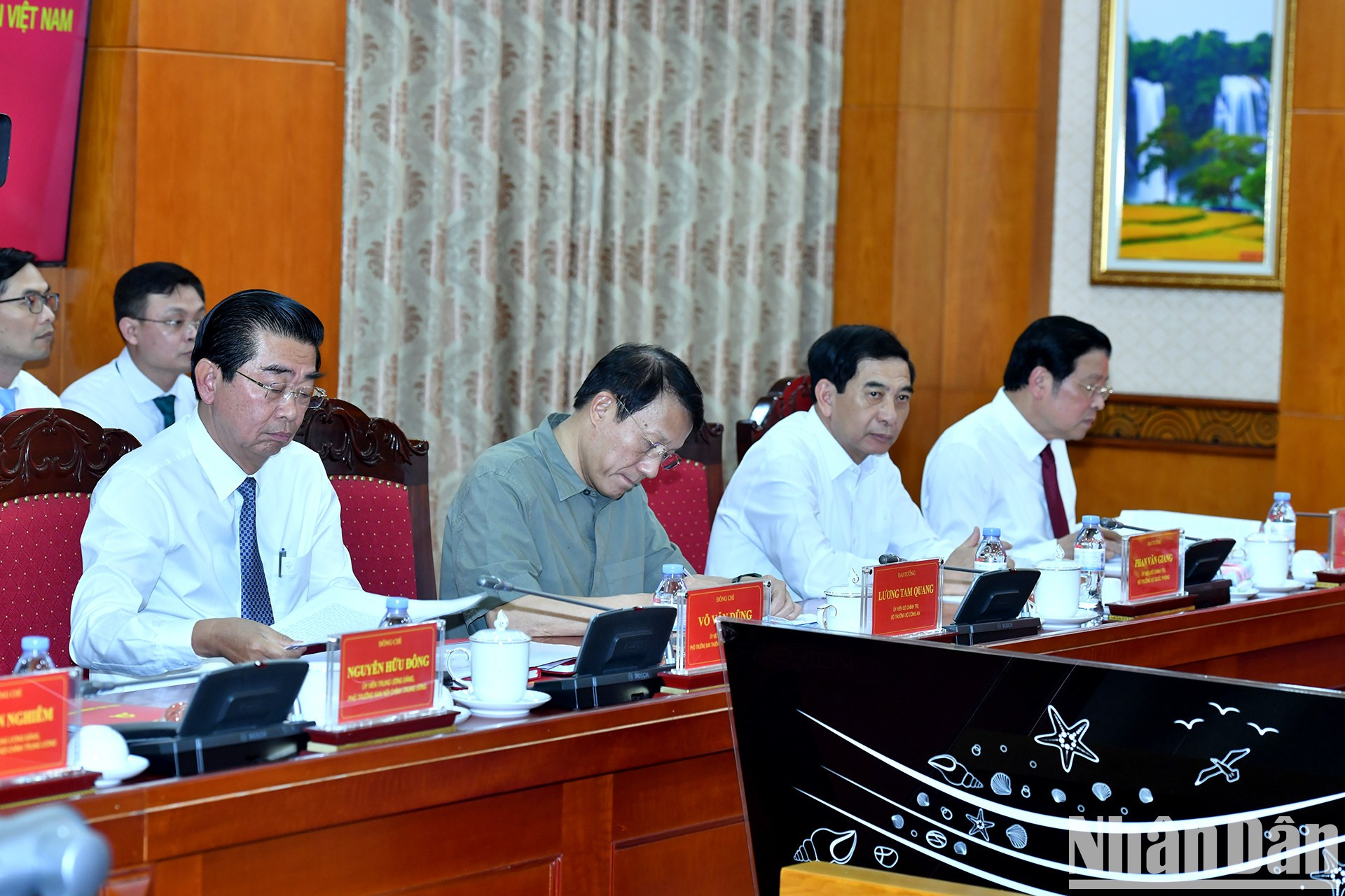 Los dirigentes y delegados del Partido y del Estado. Los dirigentes y delegados del Partido y del Estado.