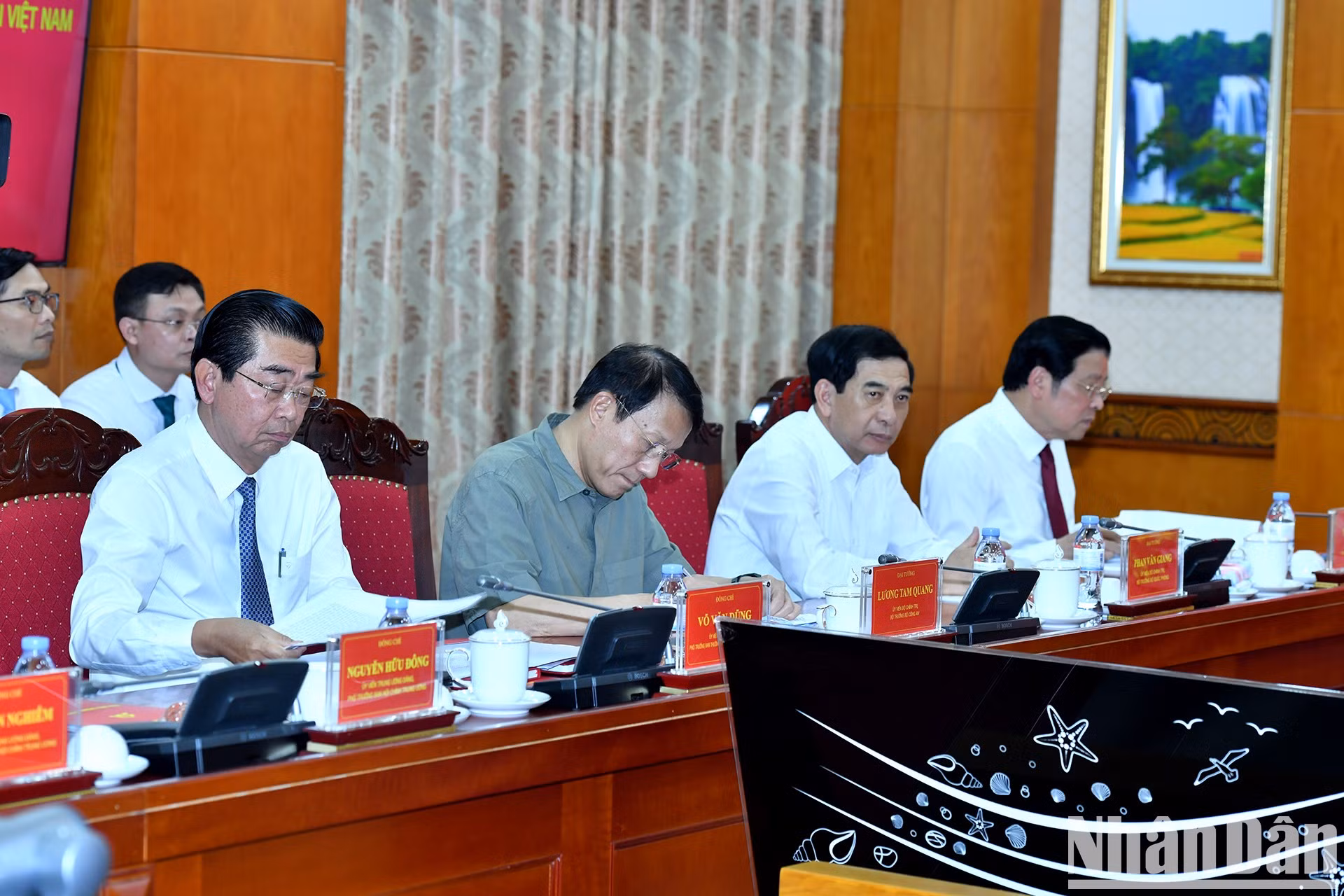 Los dirigentes y delegados del Partido y del Estado. Los dirigentes y delegados del Partido y del Estado.