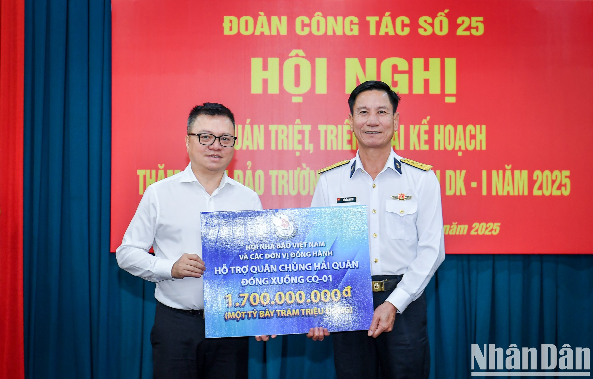 Le Quoc Minh, en representación de la Asociación de Periodistas de Vietnam y las entidades que lo acompañan, apoya la donación de más de 65 mil dólares para que la unidad naval. Le Quoc Minh, en representación de la Asociación de Periodistas de Vietnam y las entidades que lo acompañan, apoya la donación de más de 65 mil dólares para que la unidad naval.