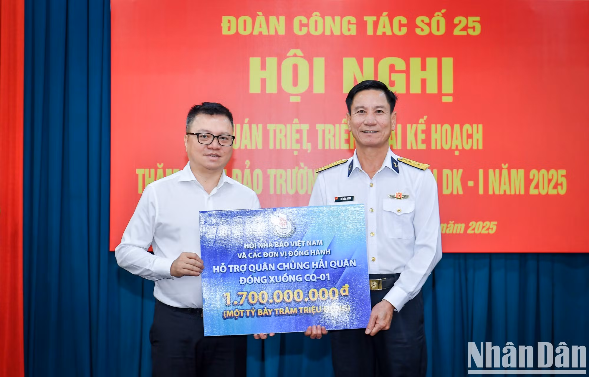 Le Quoc Minh, en representación de la Asociación de Periodistas de Vietnam y las entidades que lo acompañan, apoya la donación de más de 65 mil dólares para que la unidad naval.