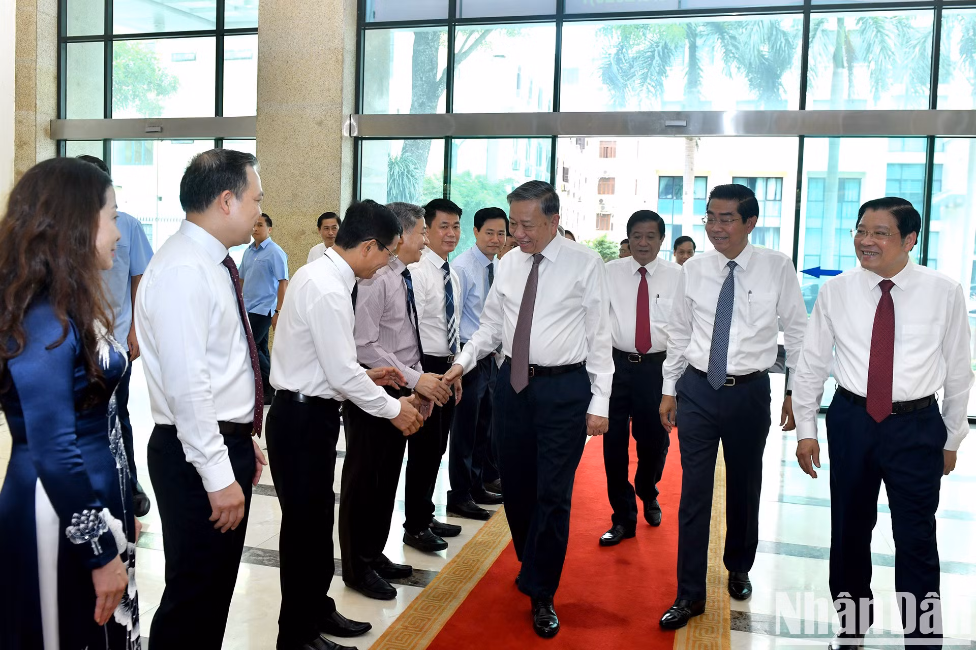 El secretario general To Lam con los líderes y funcionarios de la Comisión de Asuntos Internos del Comité Central del PCV. El secretario general To Lam con los líderes y funcionarios de la Comisión de Asuntos Internos del Comité Central del PCV.