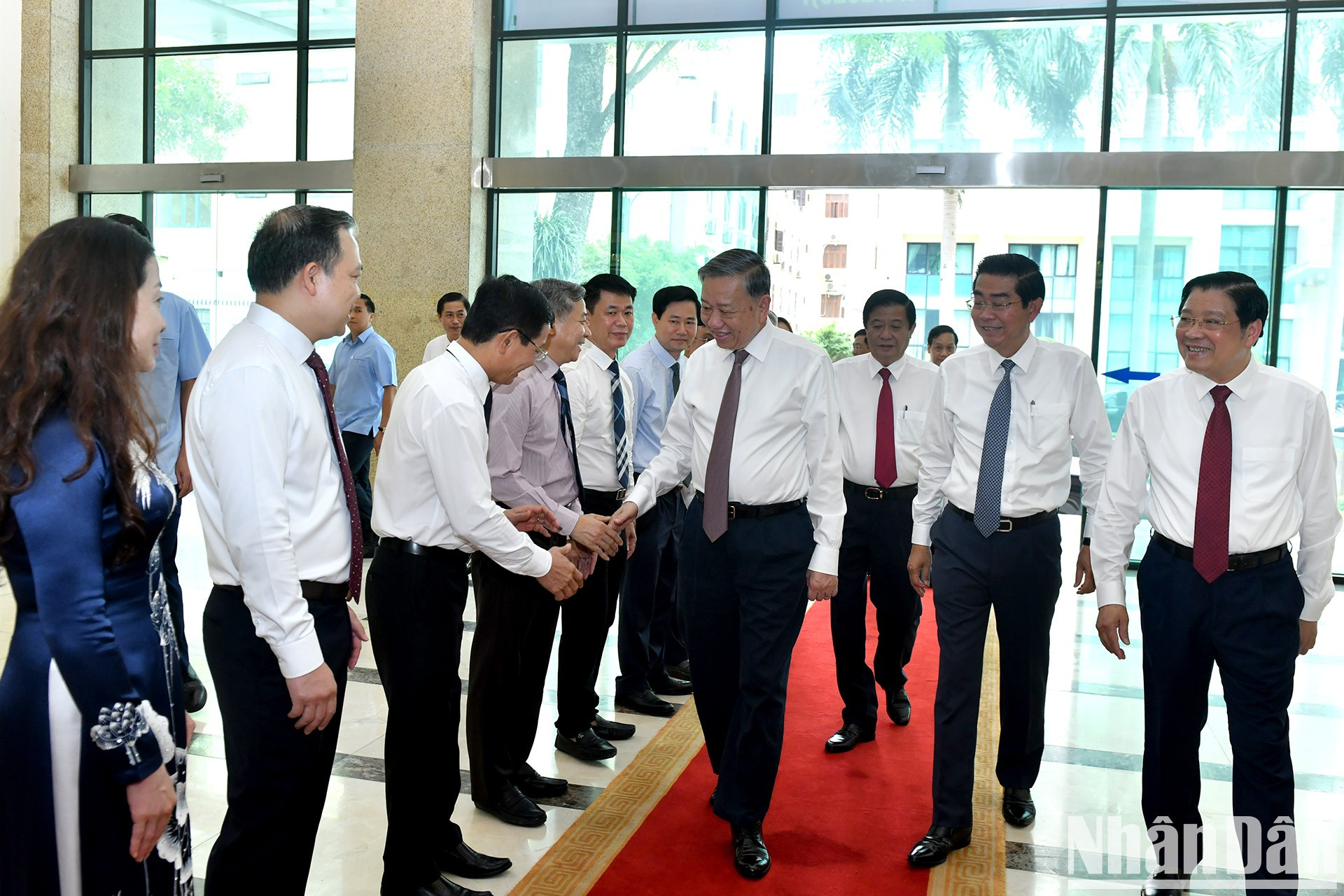 El secretario general To Lam con los líderes y funcionarios de la Comisión de Asuntos Internos del Comité Central del PCV. El secretario general To Lam con los líderes y funcionarios de la Comisión de Asuntos Internos del Comité Central del PCV.