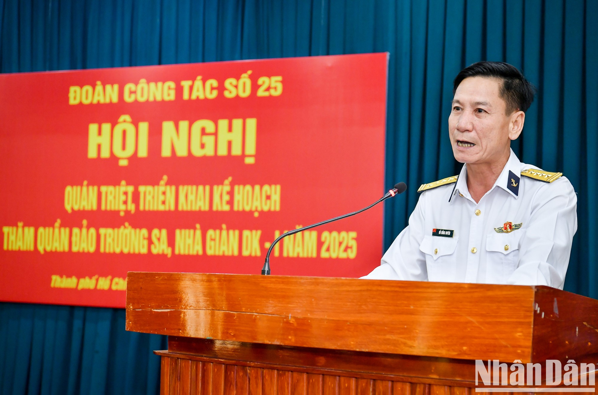 El coronel Do Hong Duyen, comisario político adjunto de la Región Naval 2, habla en la reunión. El coronel Do Hong Duyen, comisario político adjunto de la Región Naval 2, habla en la reunión.