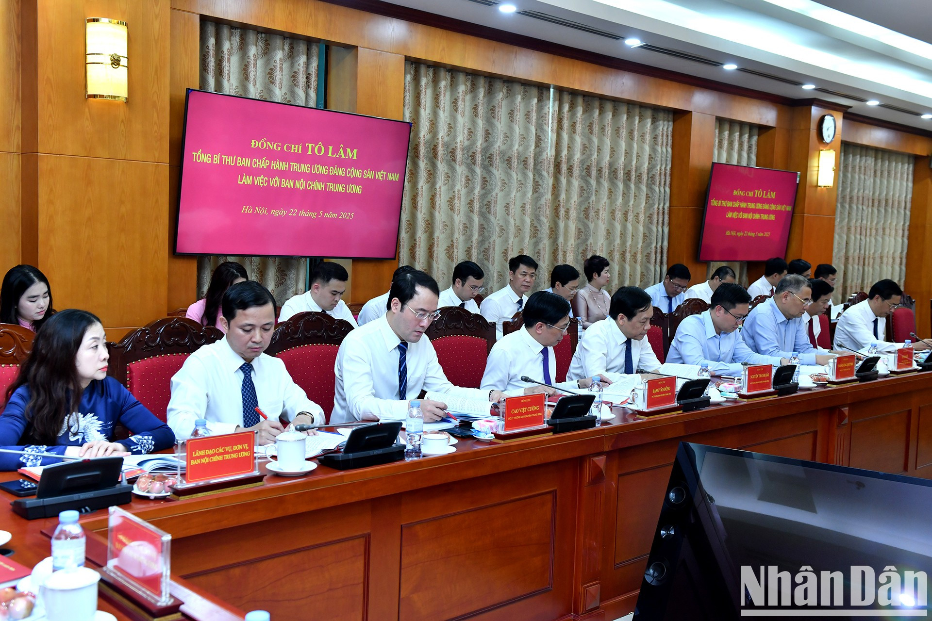 Delegados en la reunión. Delegados en la reunión.
