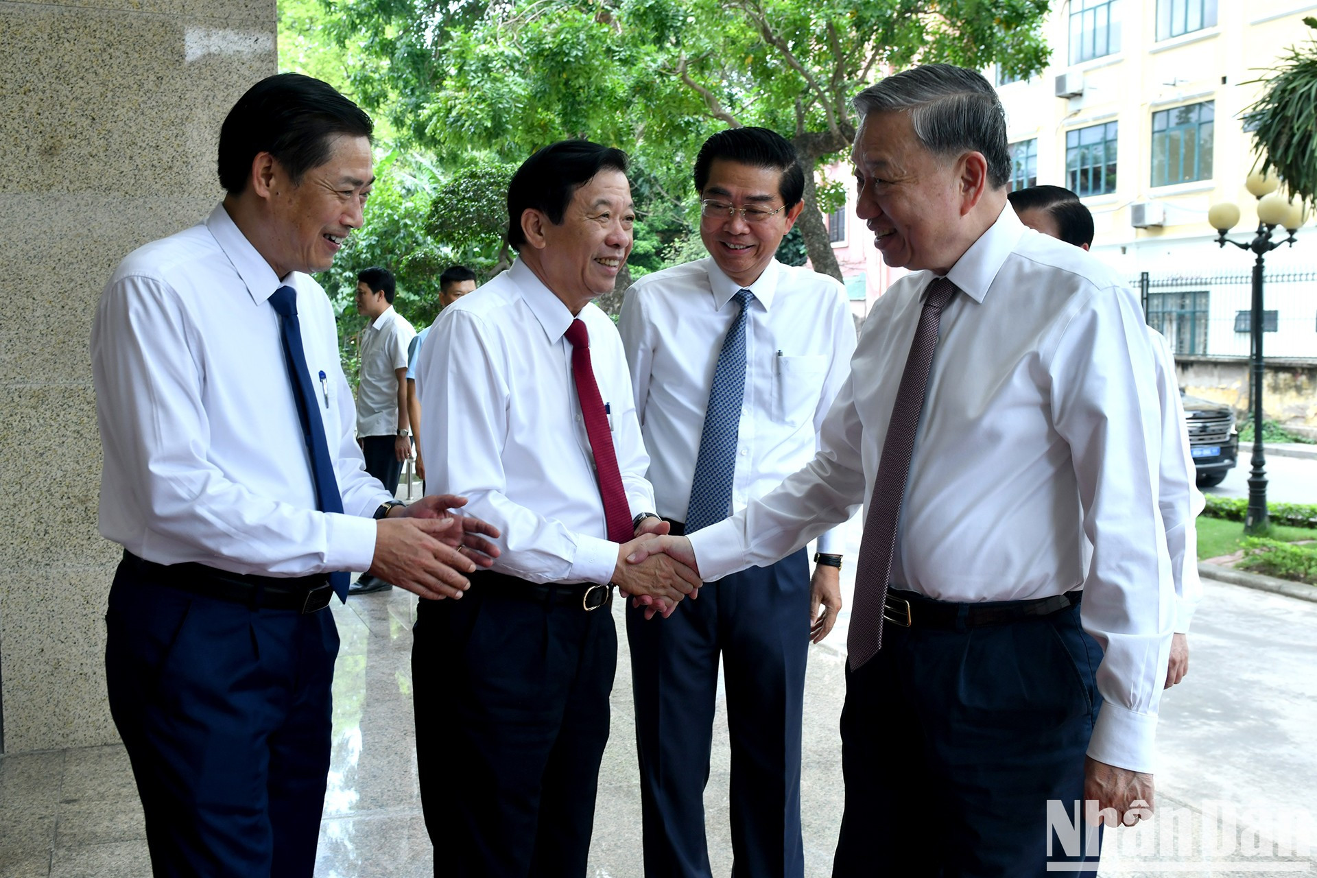 Los líderes de la Comisión de Asuntos Internos del Comité Central del PCV recibe al secretario general To Lam. Los líderes de la Comisión de Asuntos Internos del Comité Central del PCV recibe al secretario general To Lam.